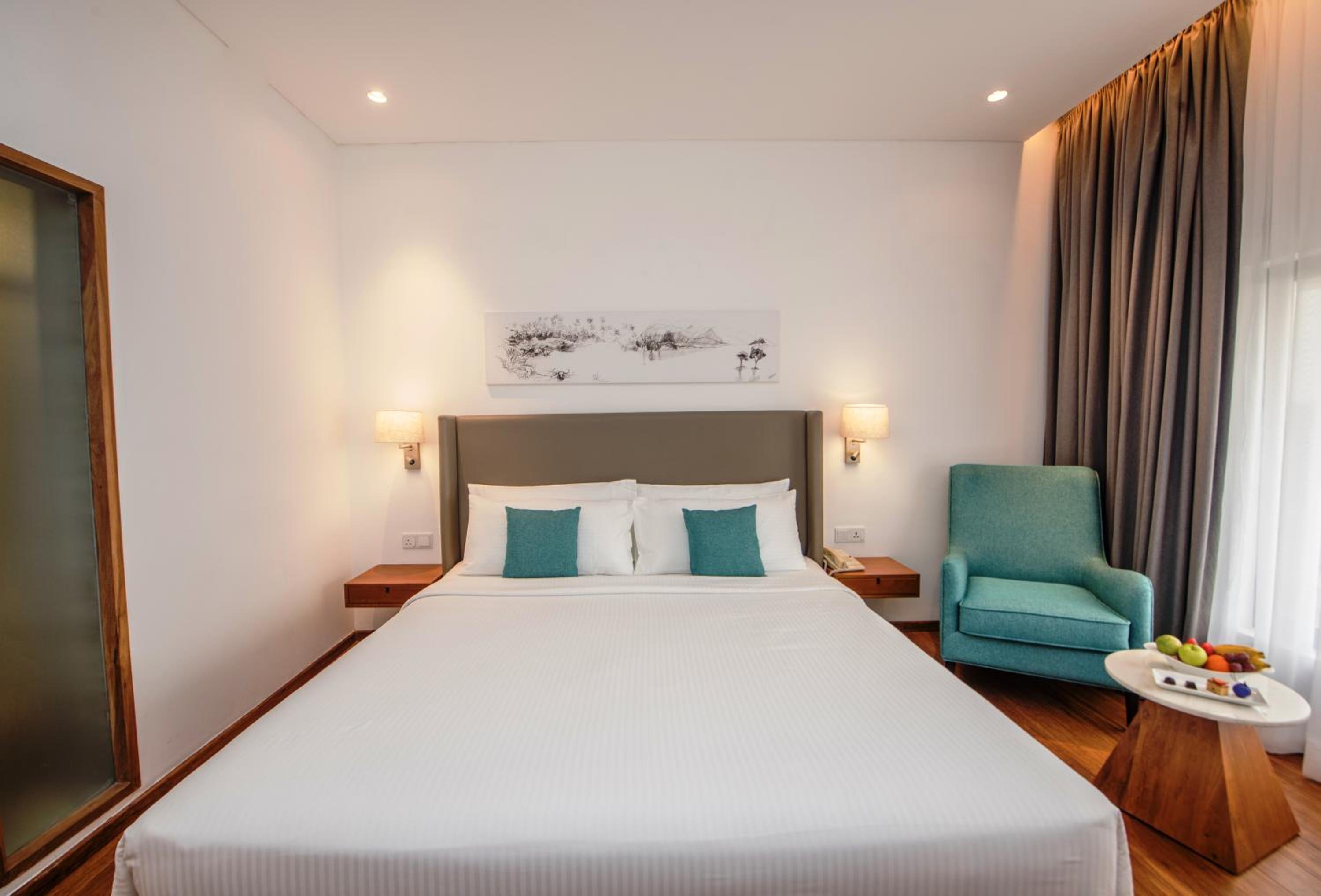 Deluxe King Room - Photo 8