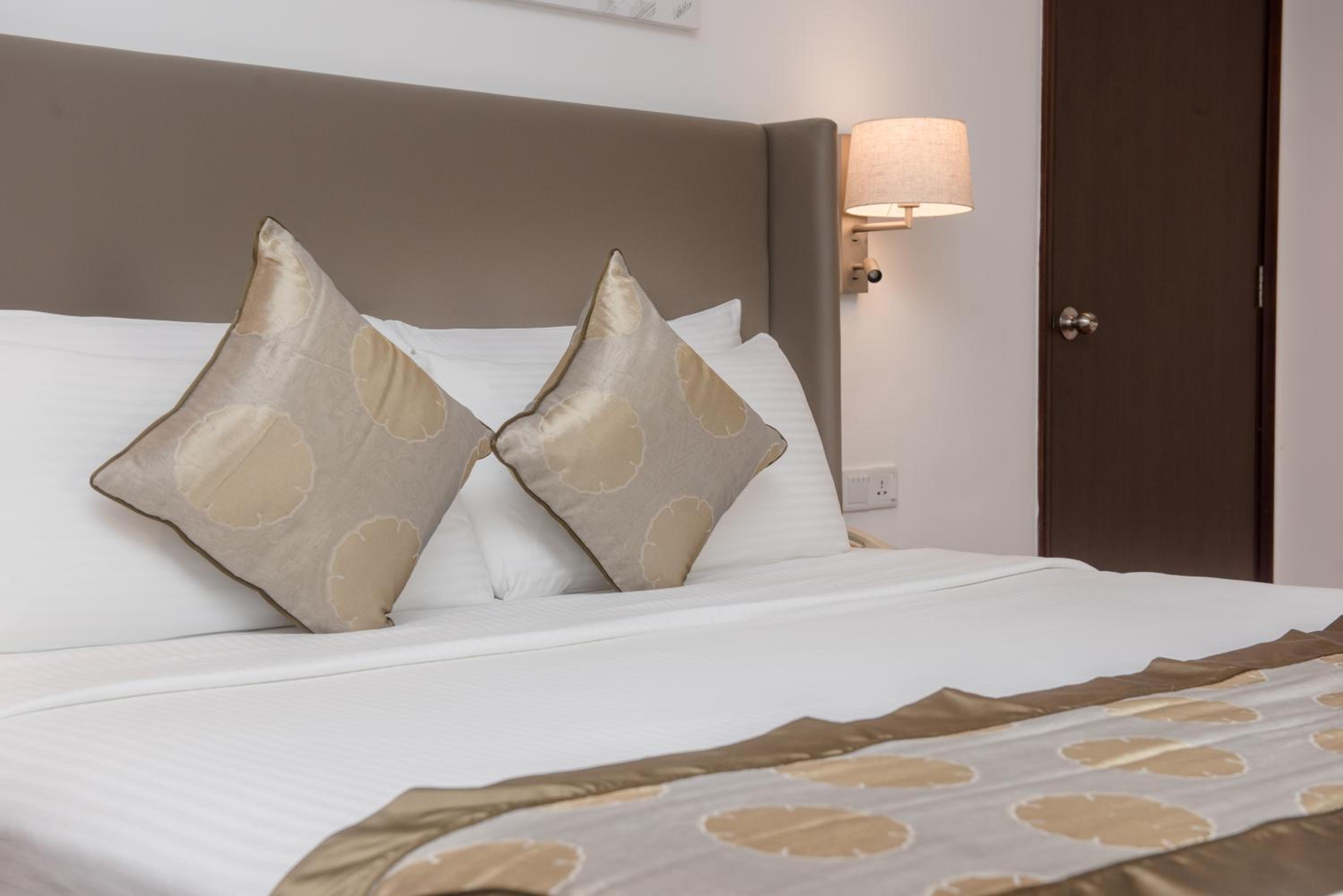 Deluxe King Room - Photo 5