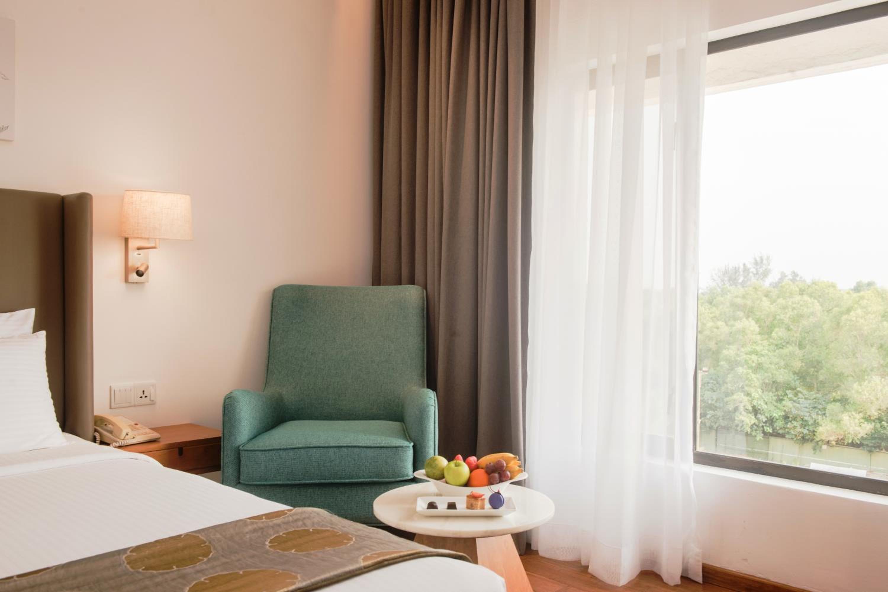 Deluxe King Room - Photo 9
