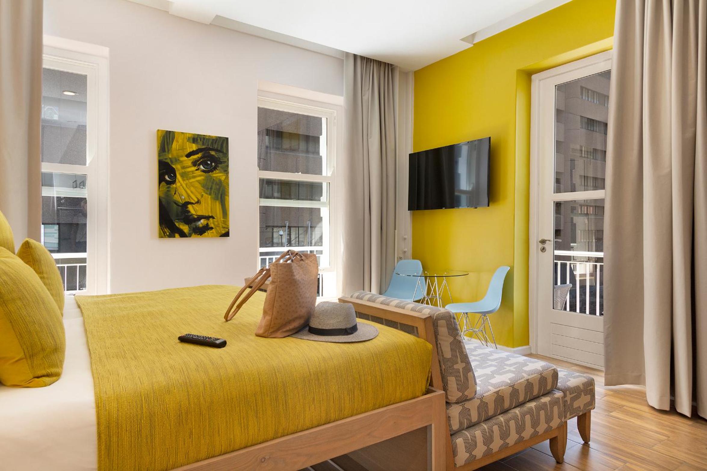 Apartment with Balcony - Photo 3