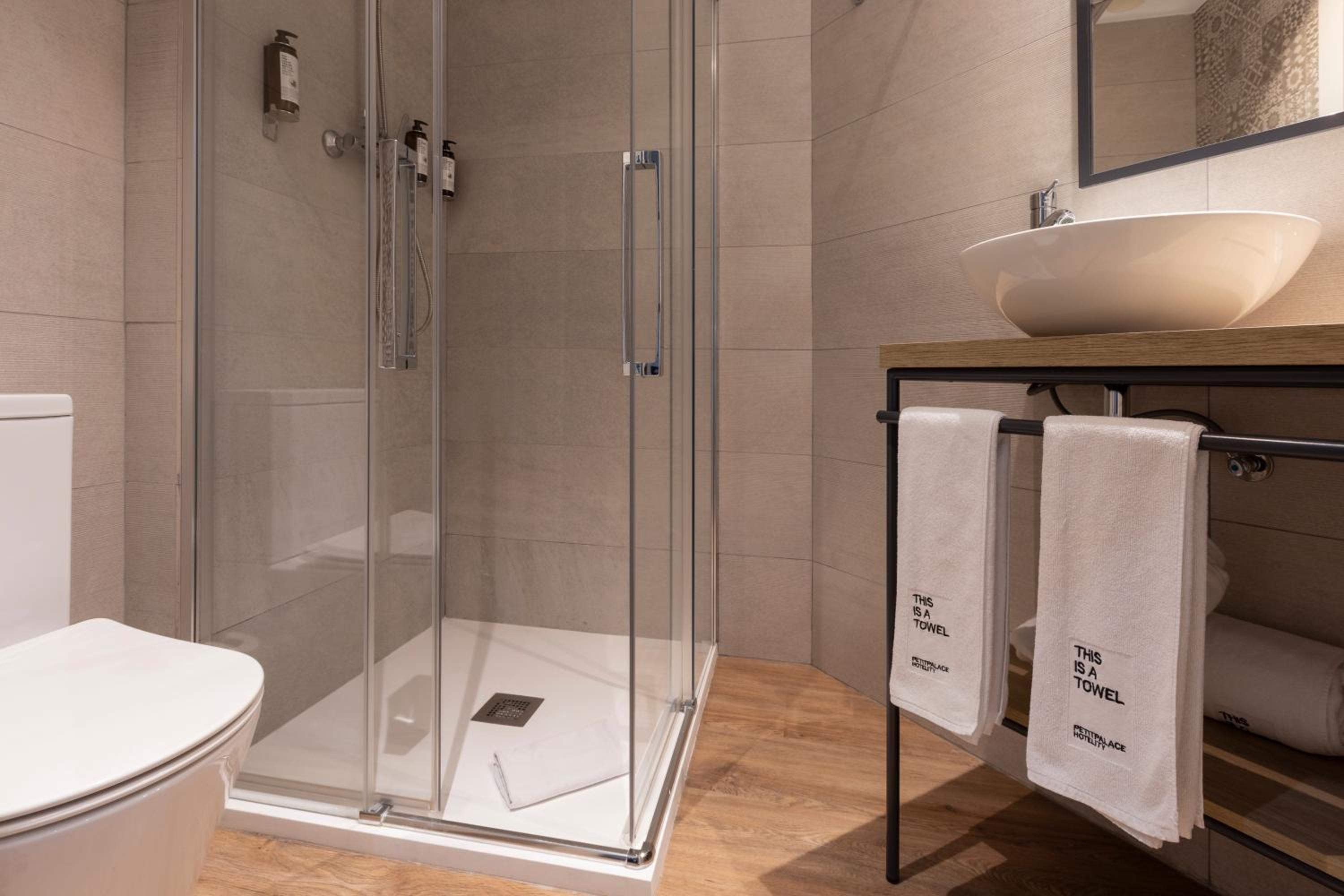 Quintuple Room (5 Adults) photo 3