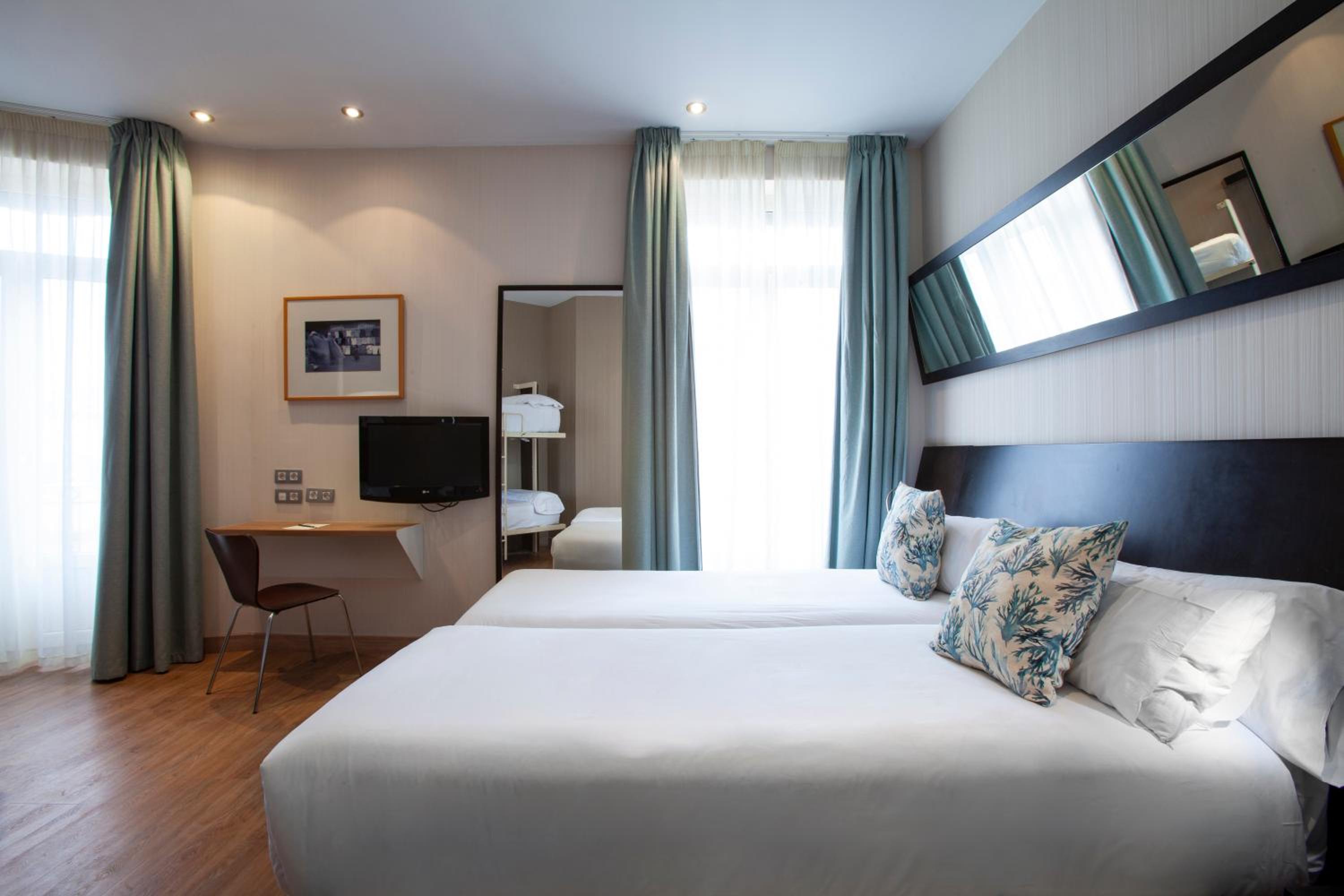 Quadruple Room - Photo 1
