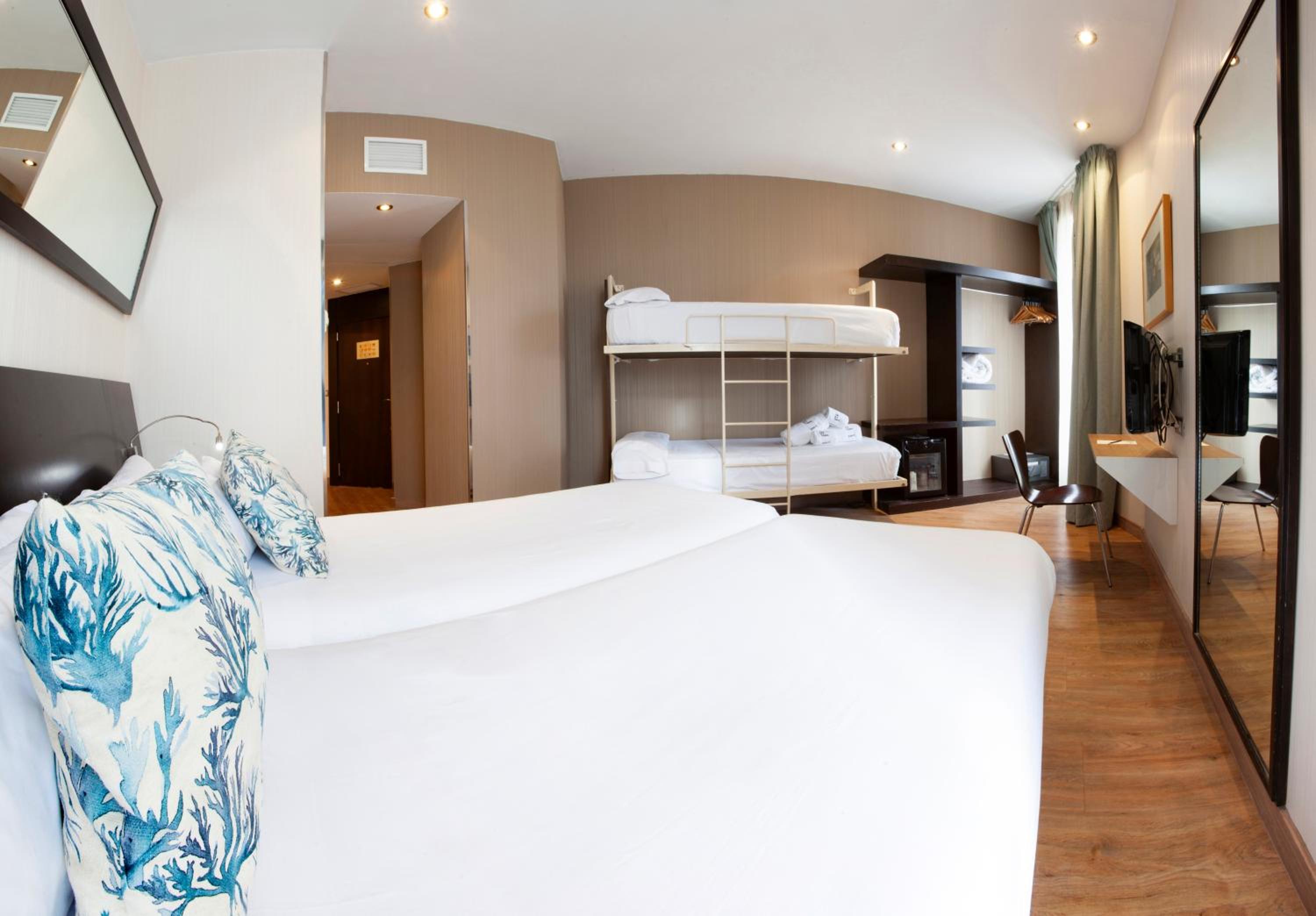 Quadruple Room - Photo 3