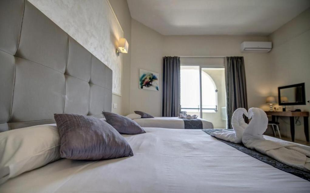 Quadruple Room with Sea View - Photo 3
