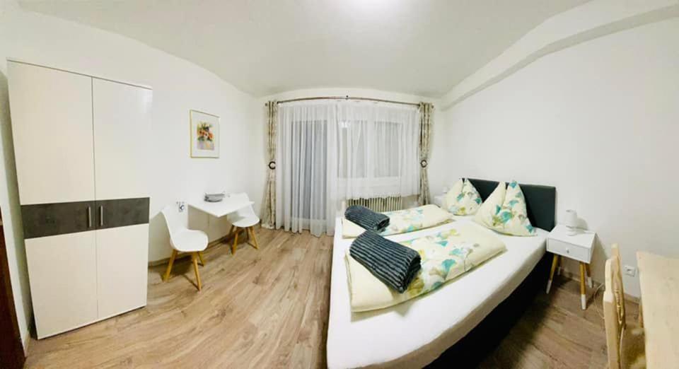 Double Room with Balcony - Photo 9