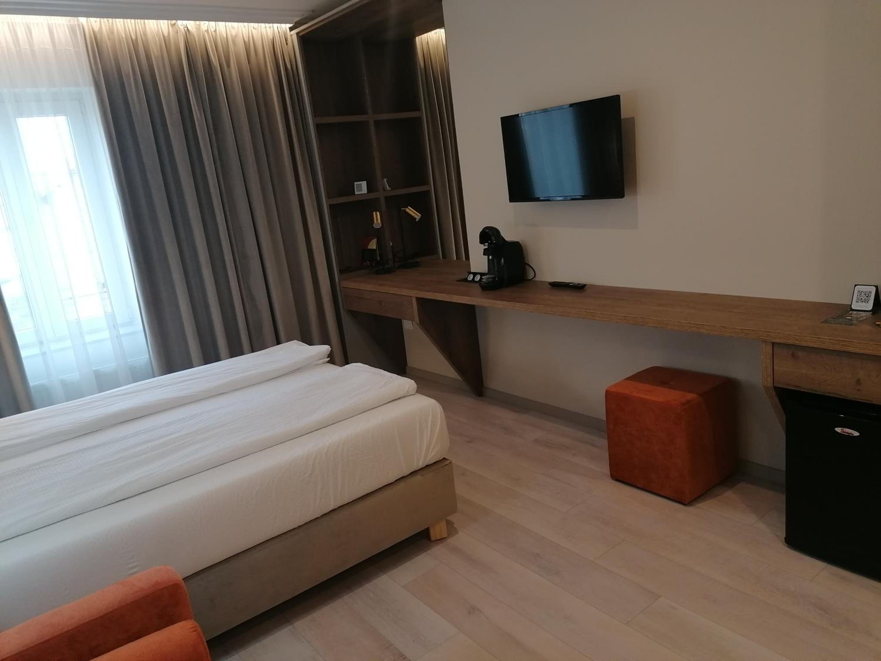 Deluxe Room (2 Adults + 1 Child) - Photo 2