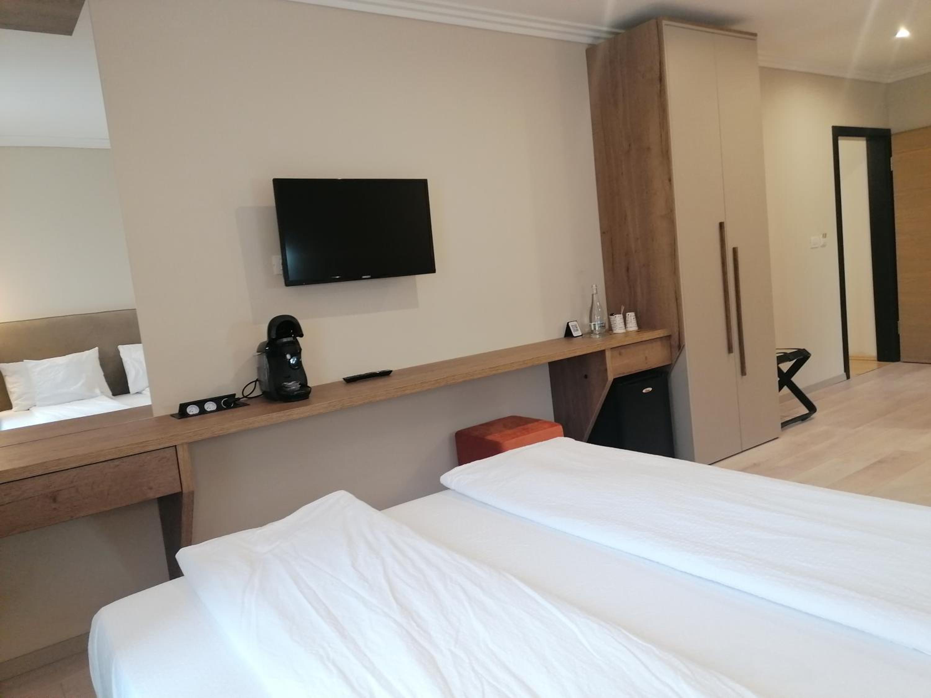 Deluxe Room (2 Adults + 1 Child) - Photo 3