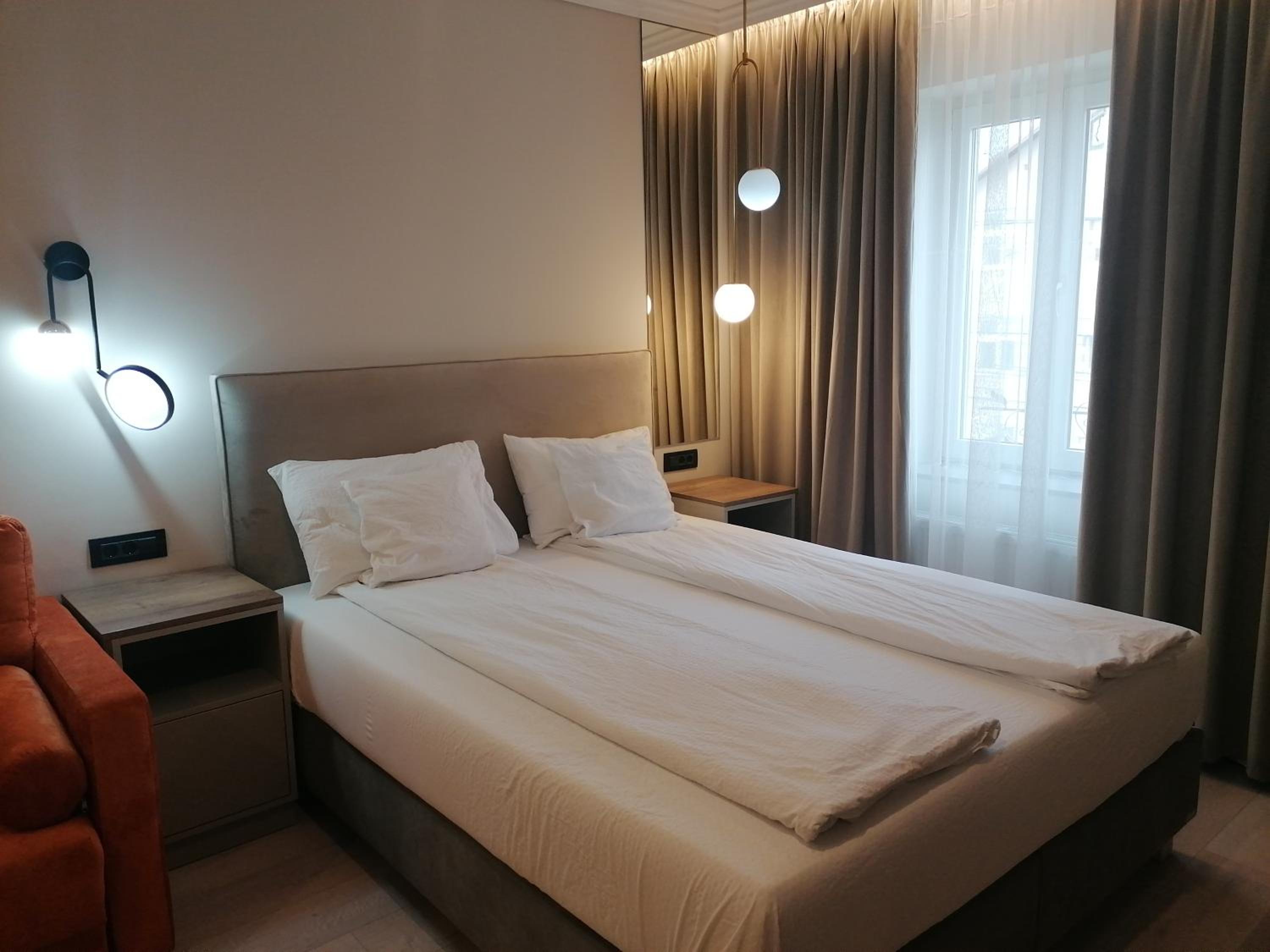 Deluxe Room (2 Adults + 1 Child) - Photo 6