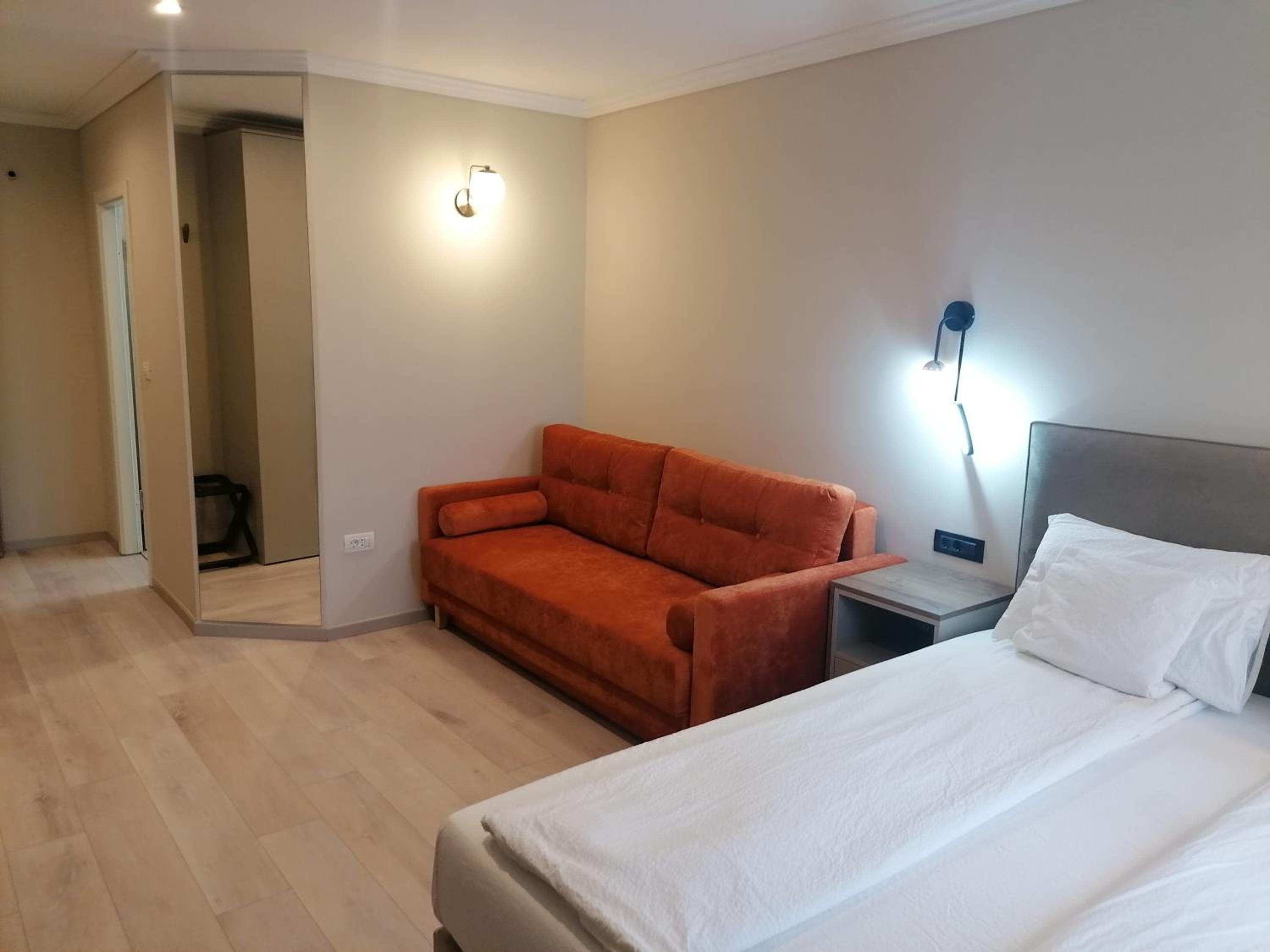Deluxe Room (2 Adults + 1 Child) - Photo 4