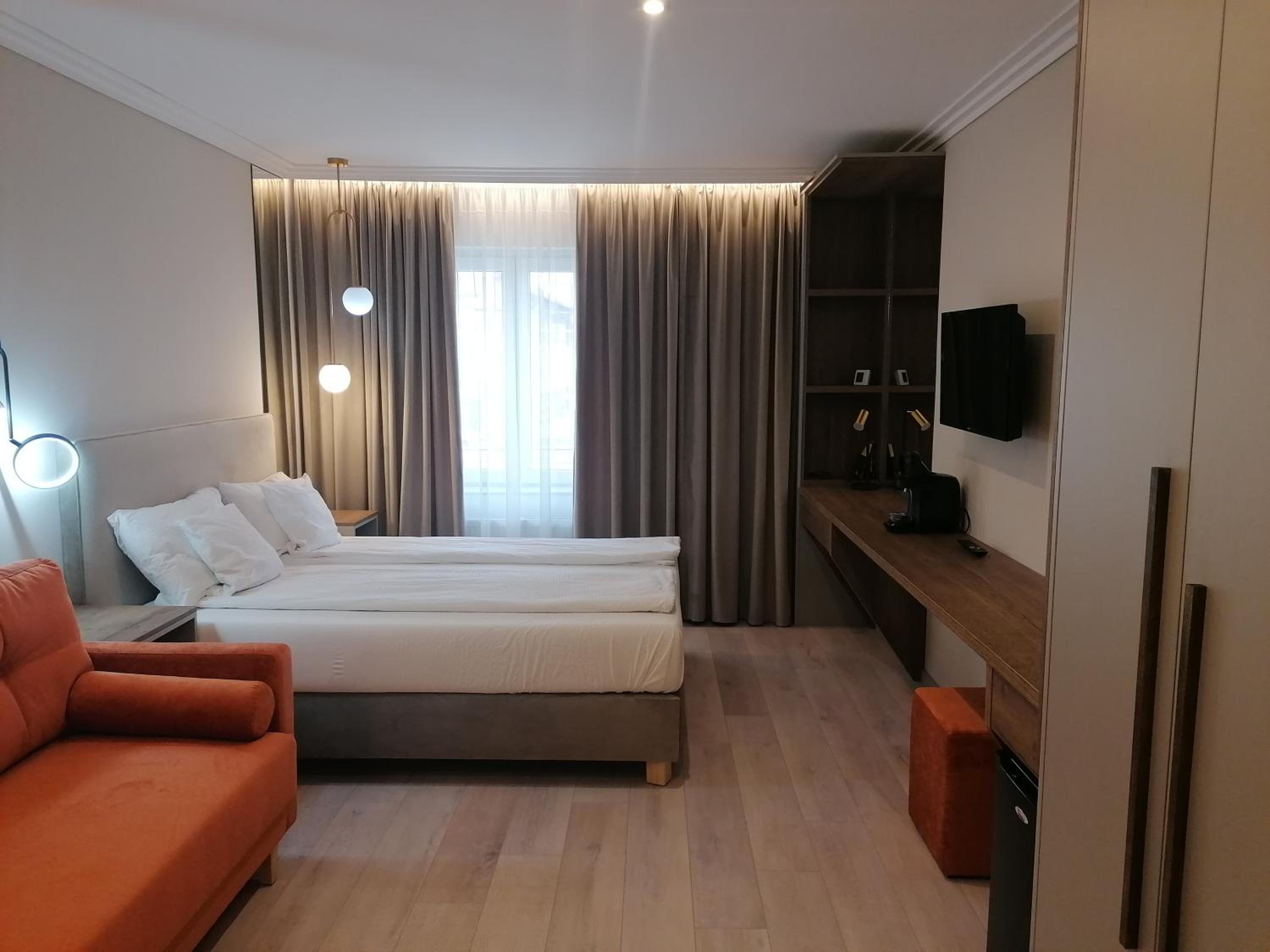 Deluxe Room (2 Adults + 1 Child) - Photo 5