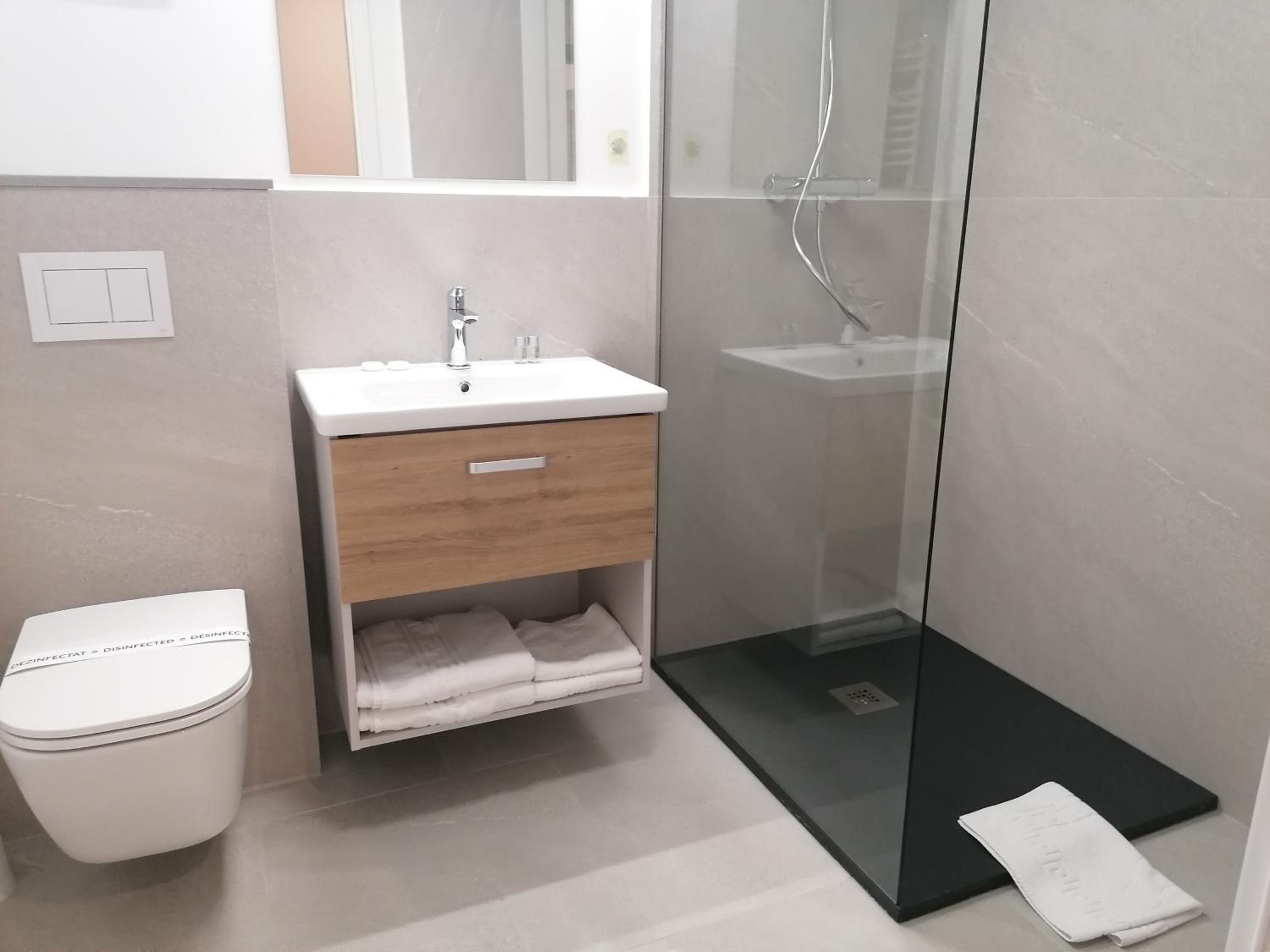 Deluxe Room (2 Adults + 1 Child) - Photo 7