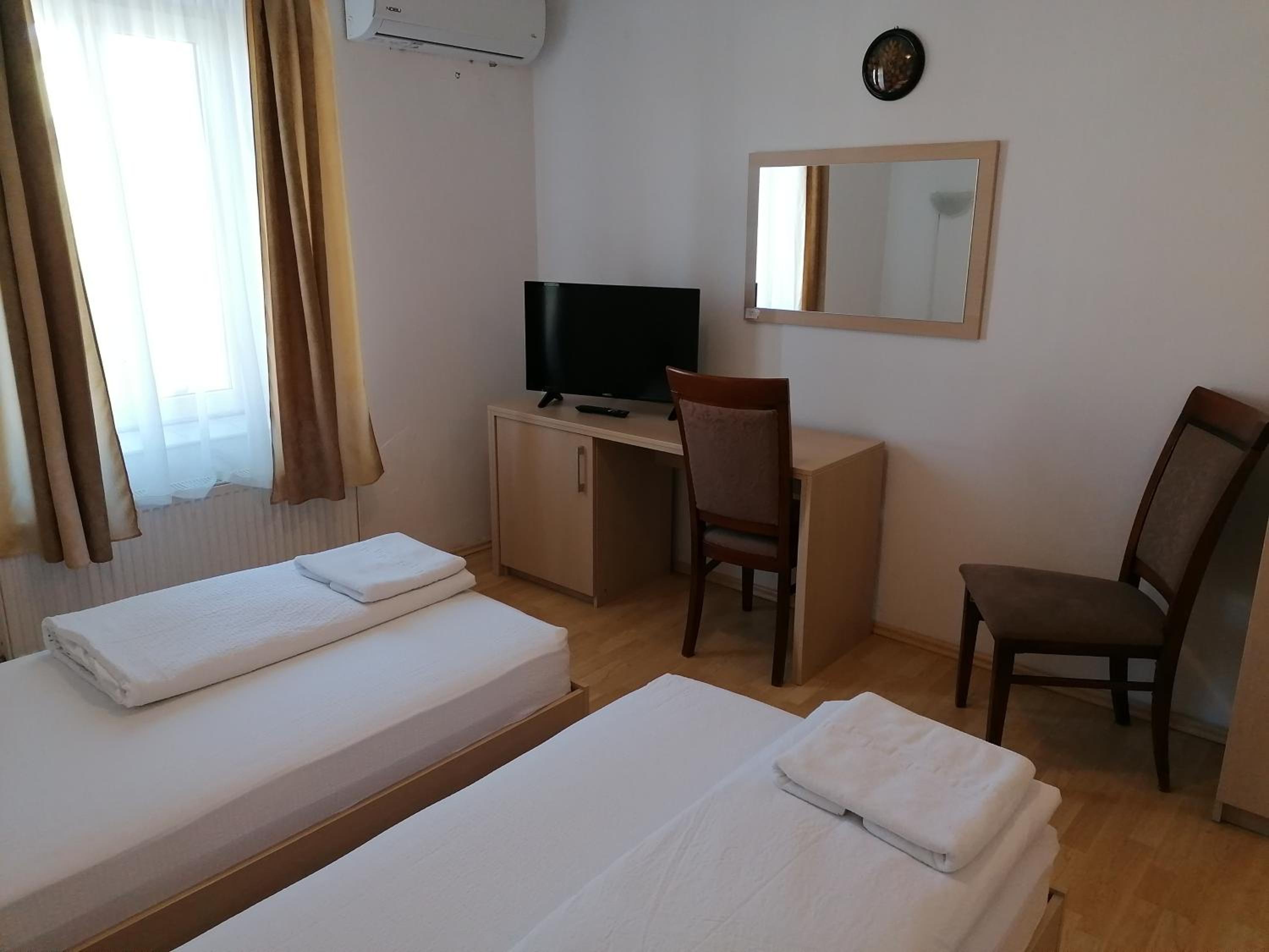 Twin Room - Photo 2