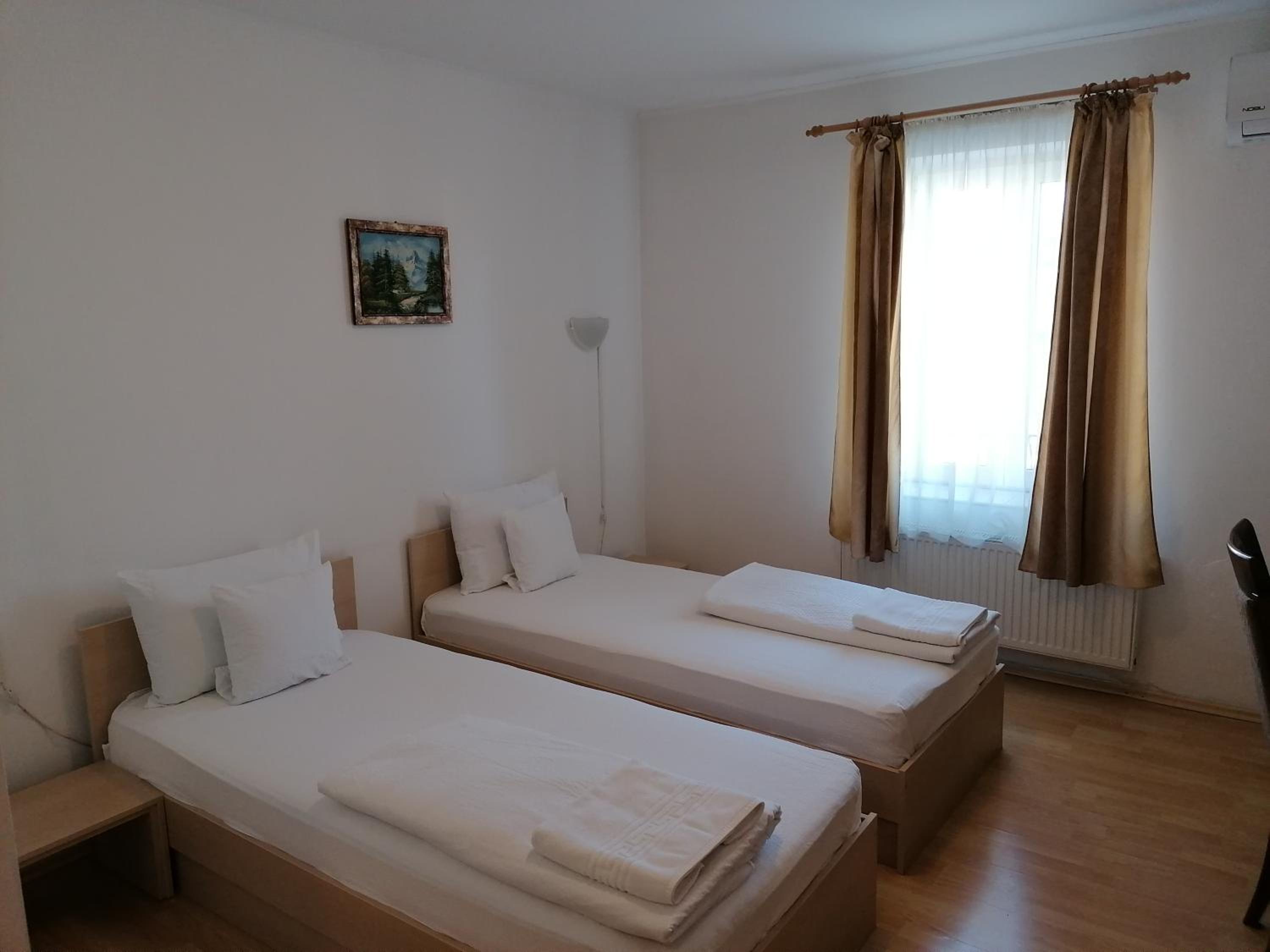Twin Room - Photo 1