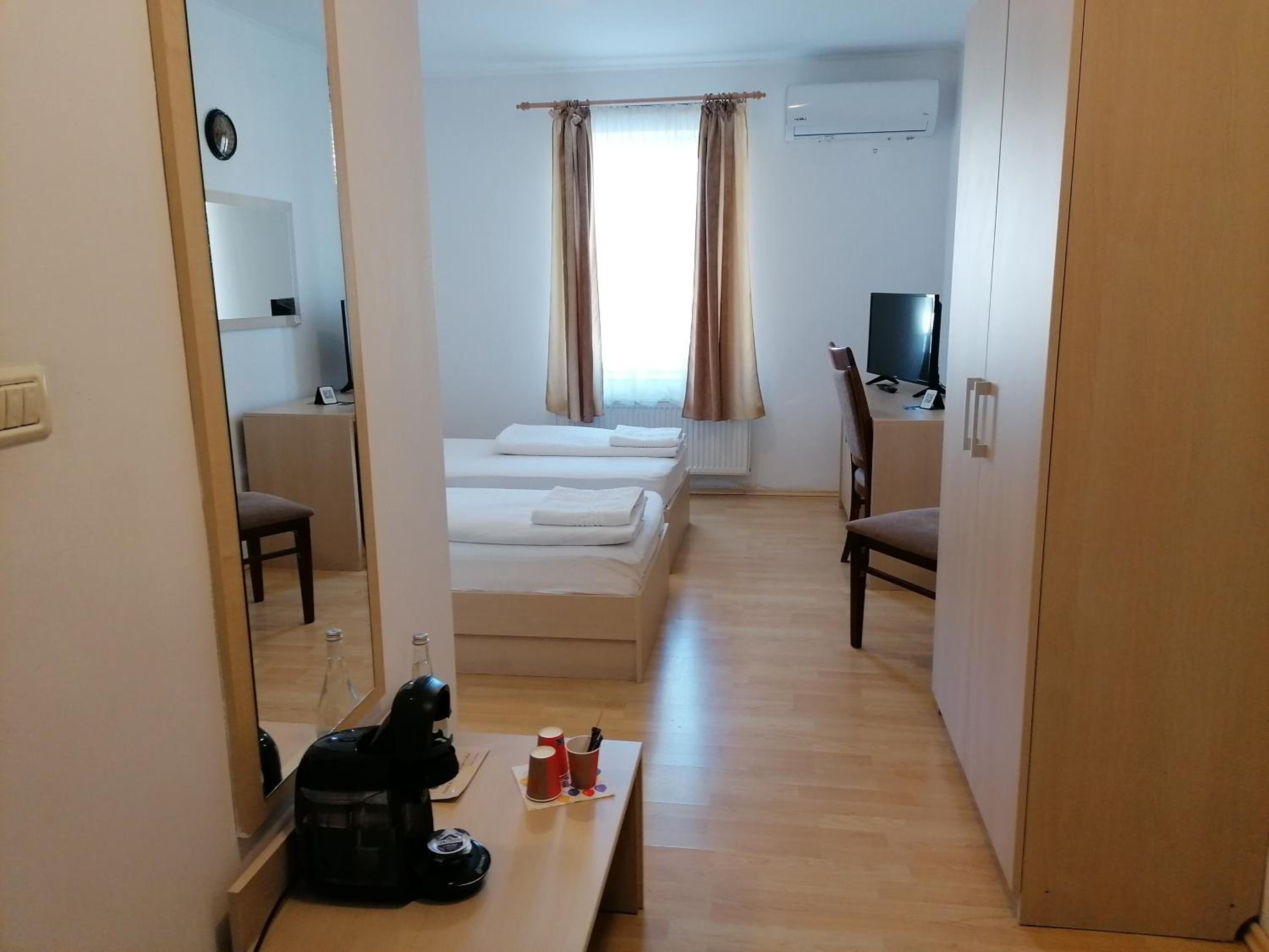 Twin Room - Photo 3