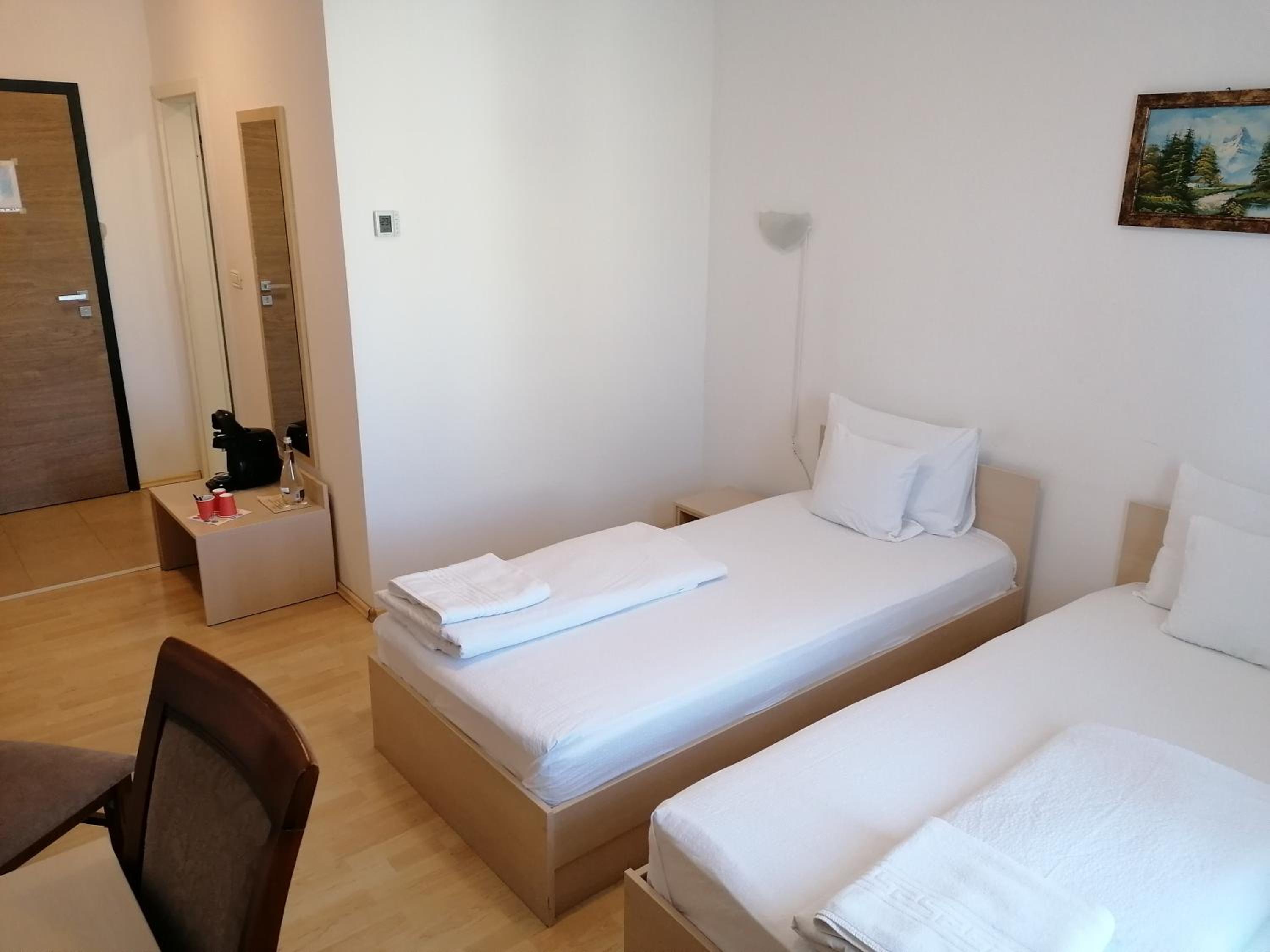 Twin Room - Photo 4