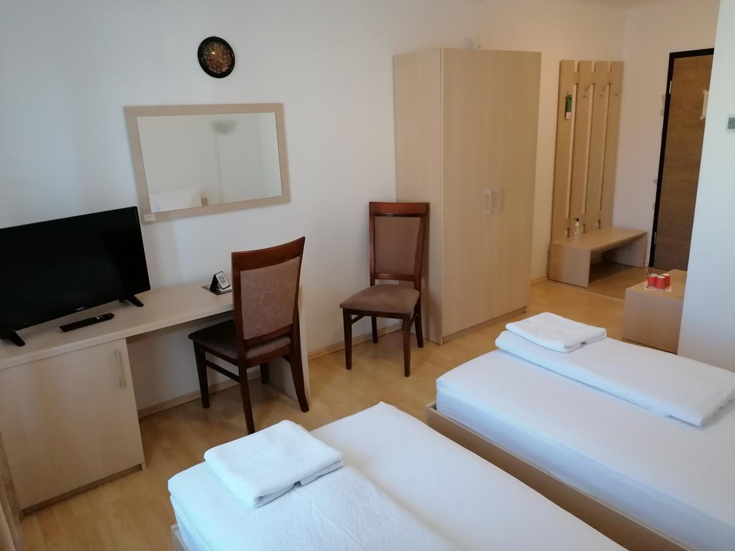 Twin Room - Photo 5