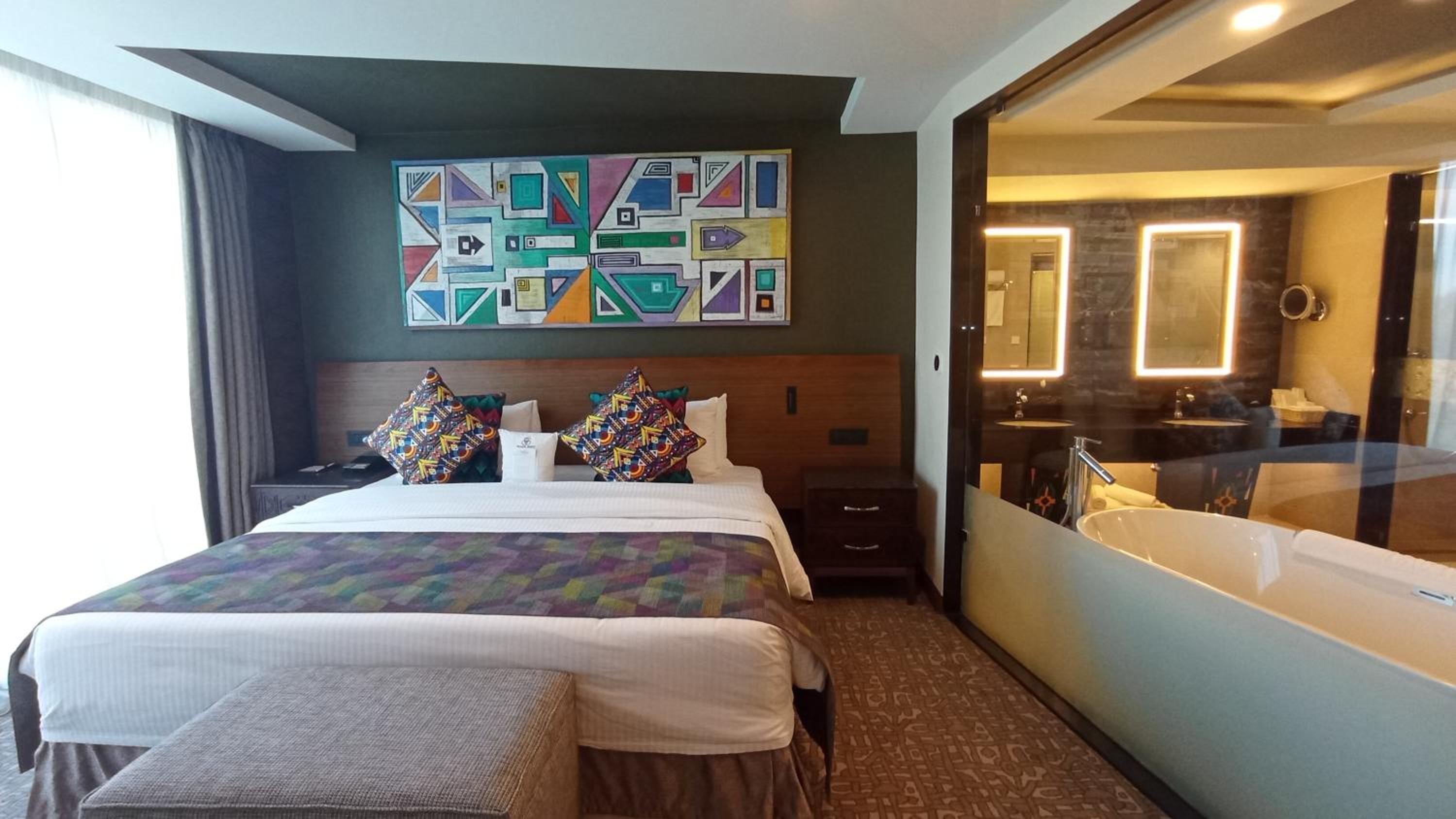Signature Suite - Photo 3