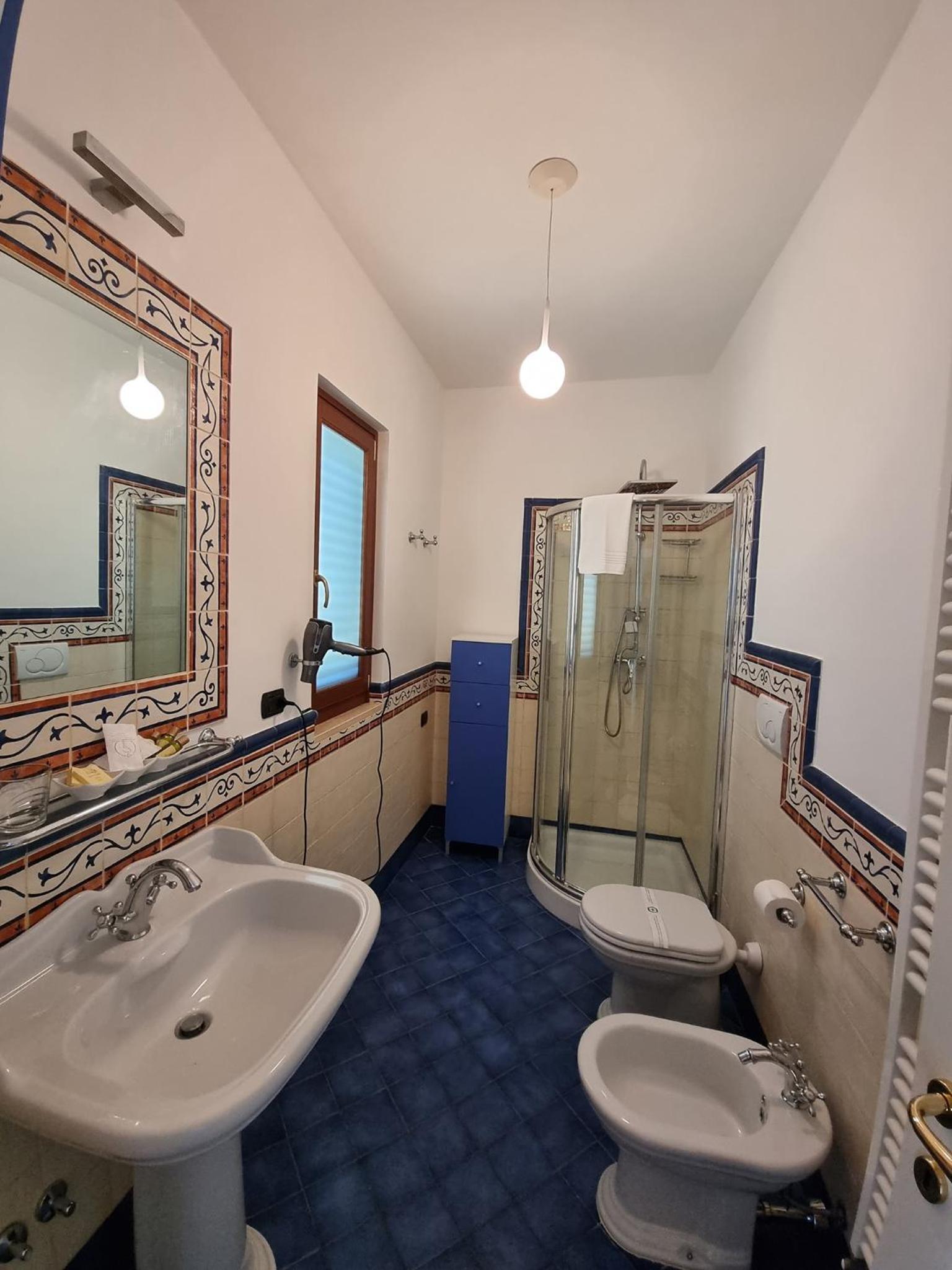 Quadruple Room with Private Bathroom photo 2