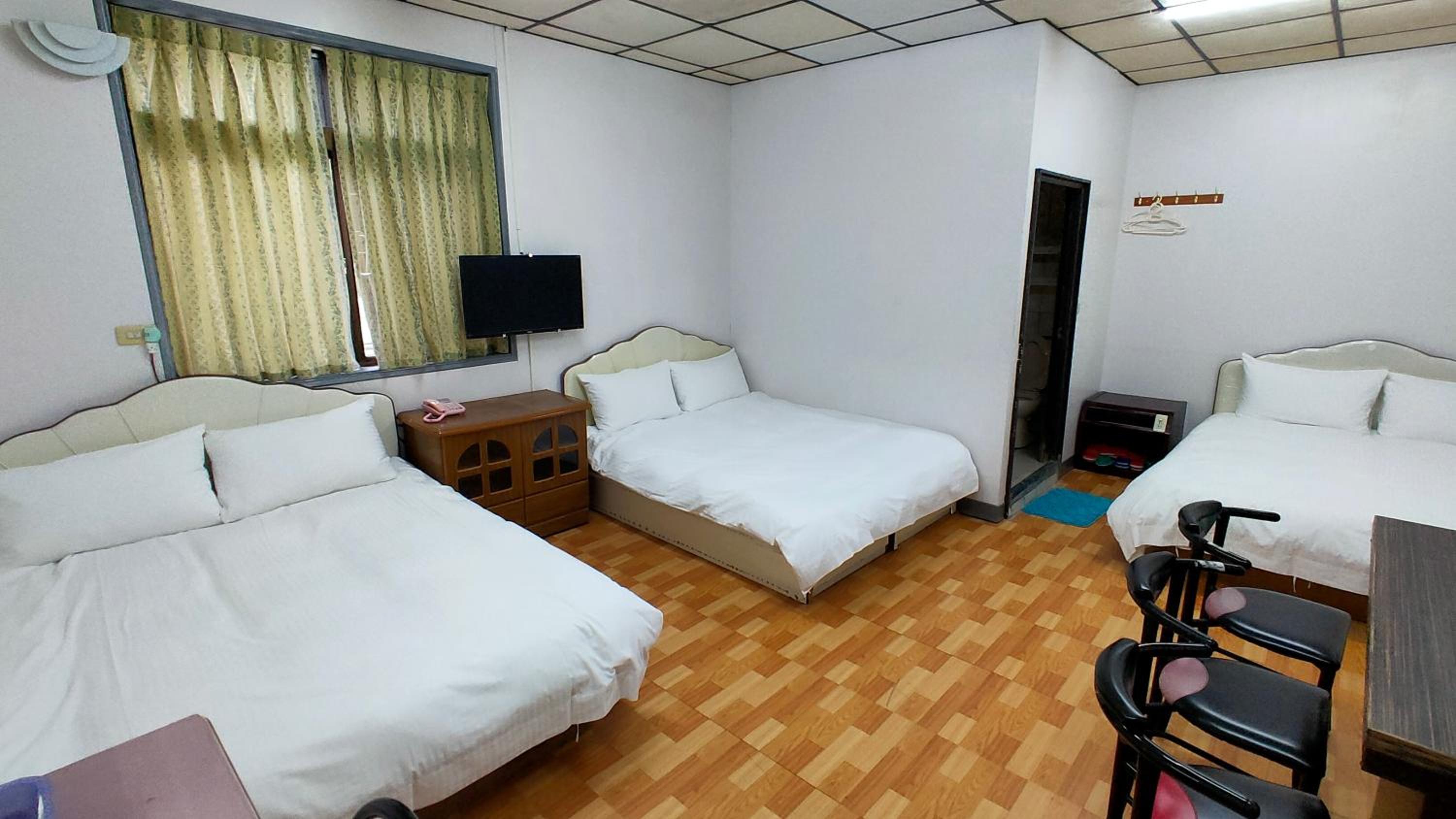 6-Bed Mixed Dormitory Room