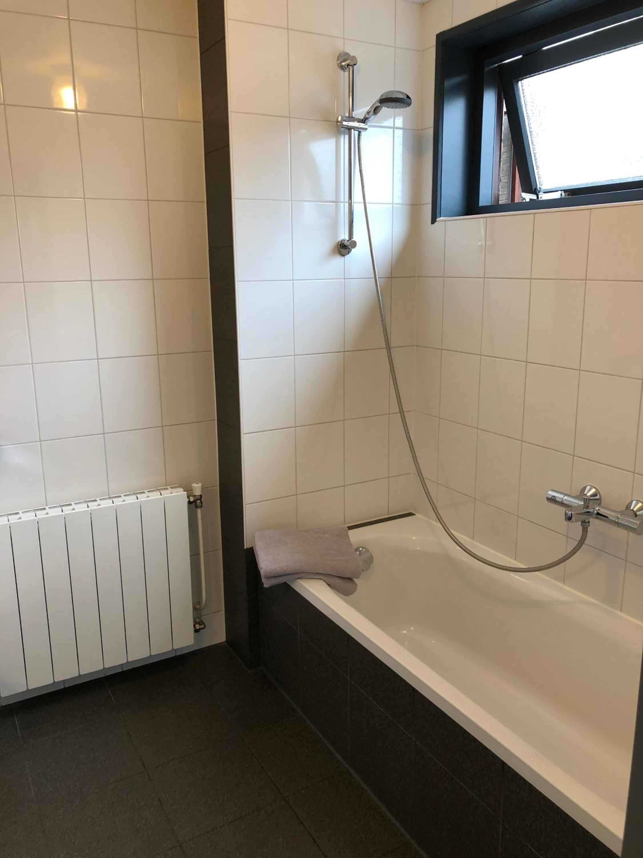 Twin Room with Bath photo 3