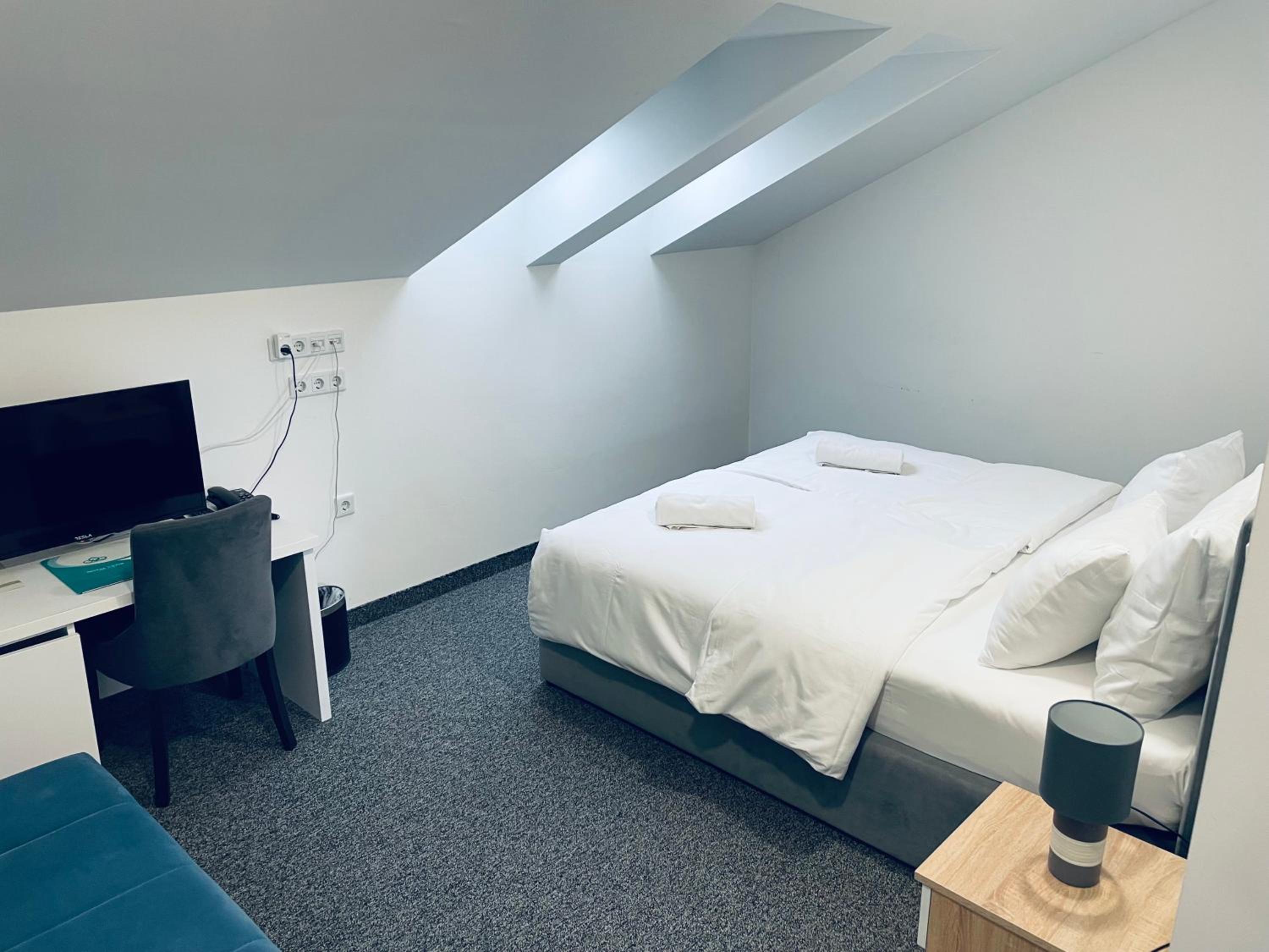 Economy Twin Room - Photo 1