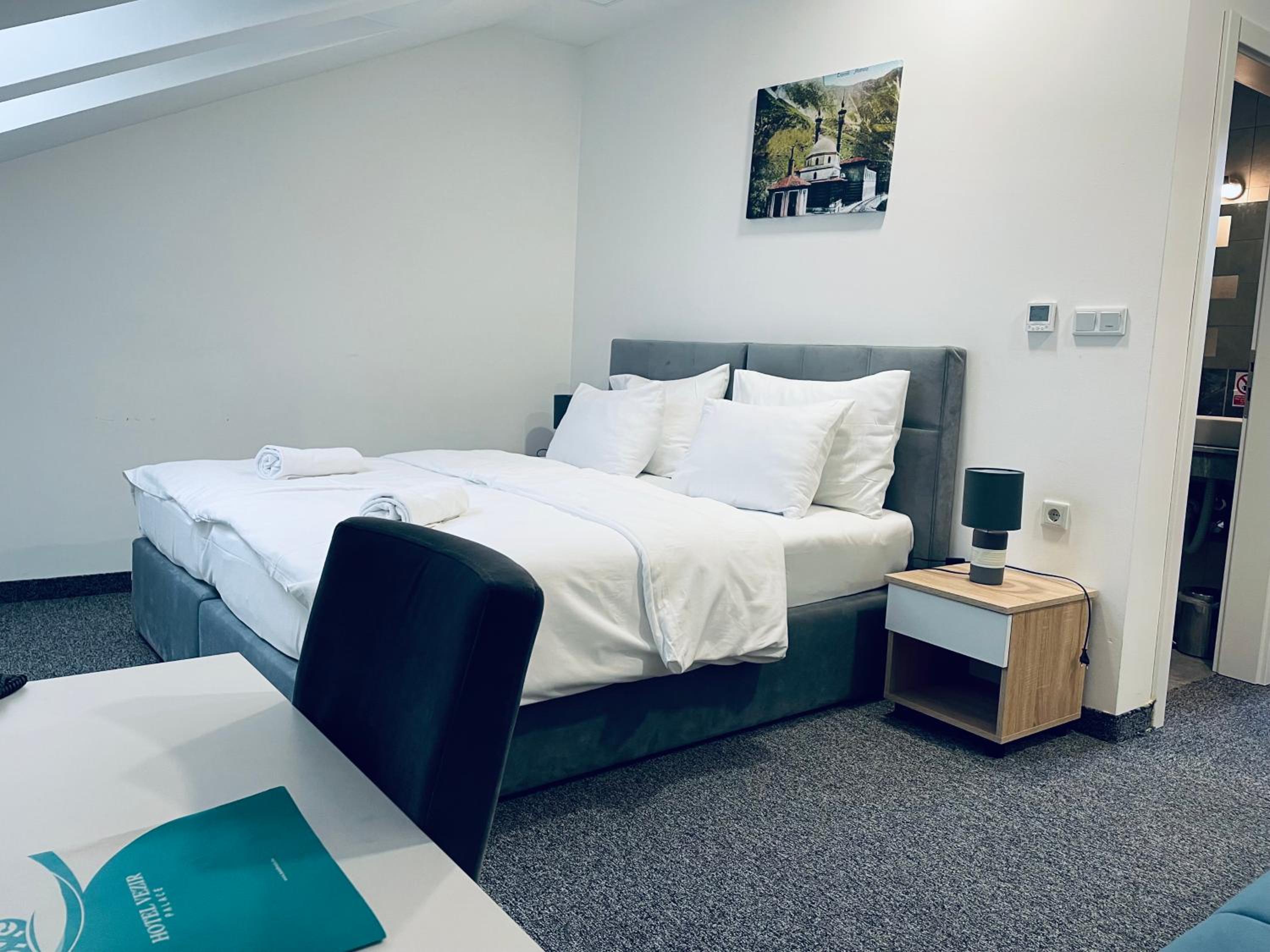 Economy Twin Room - Photo 10