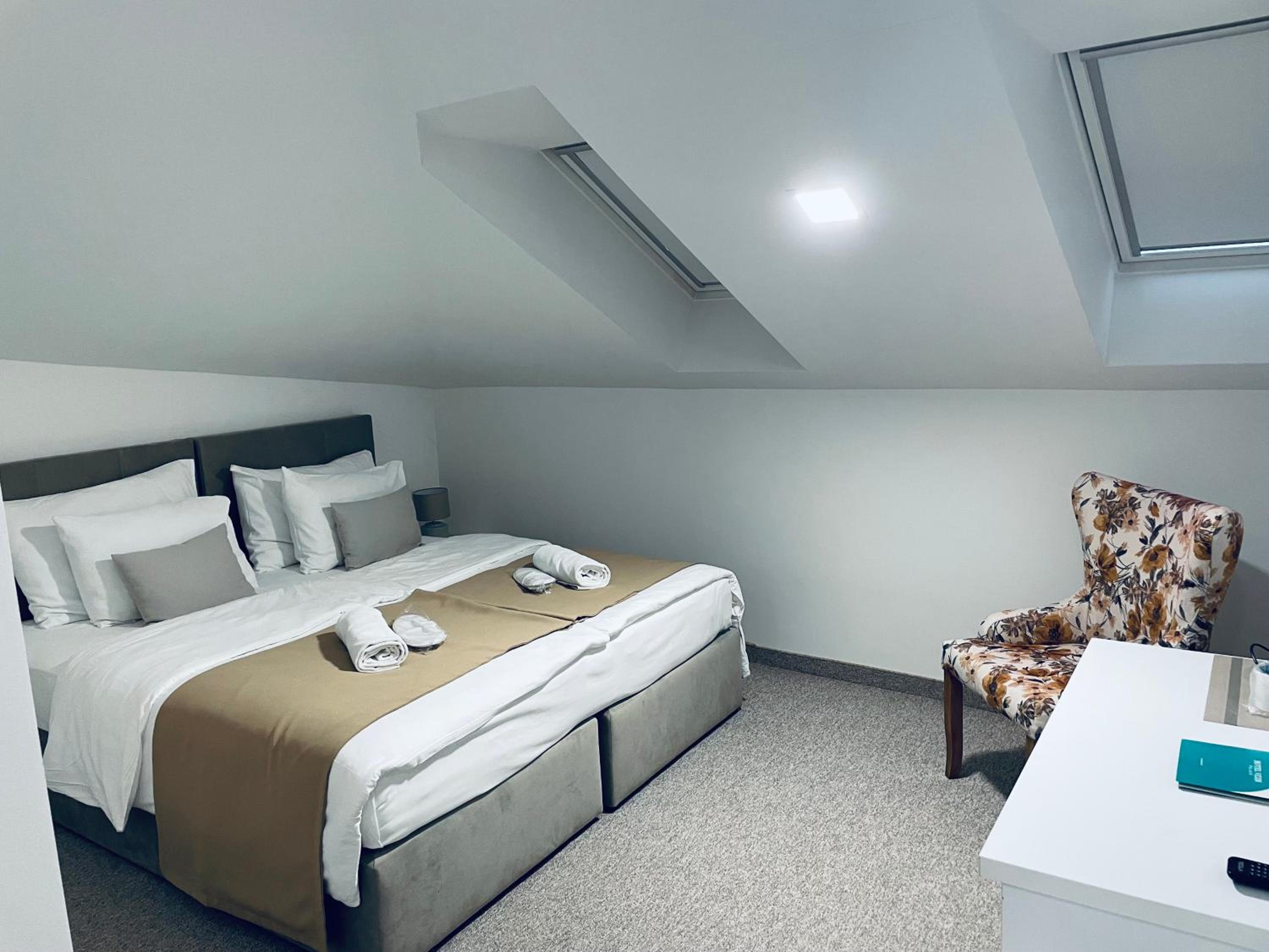 Economy Twin Room - Photo 2