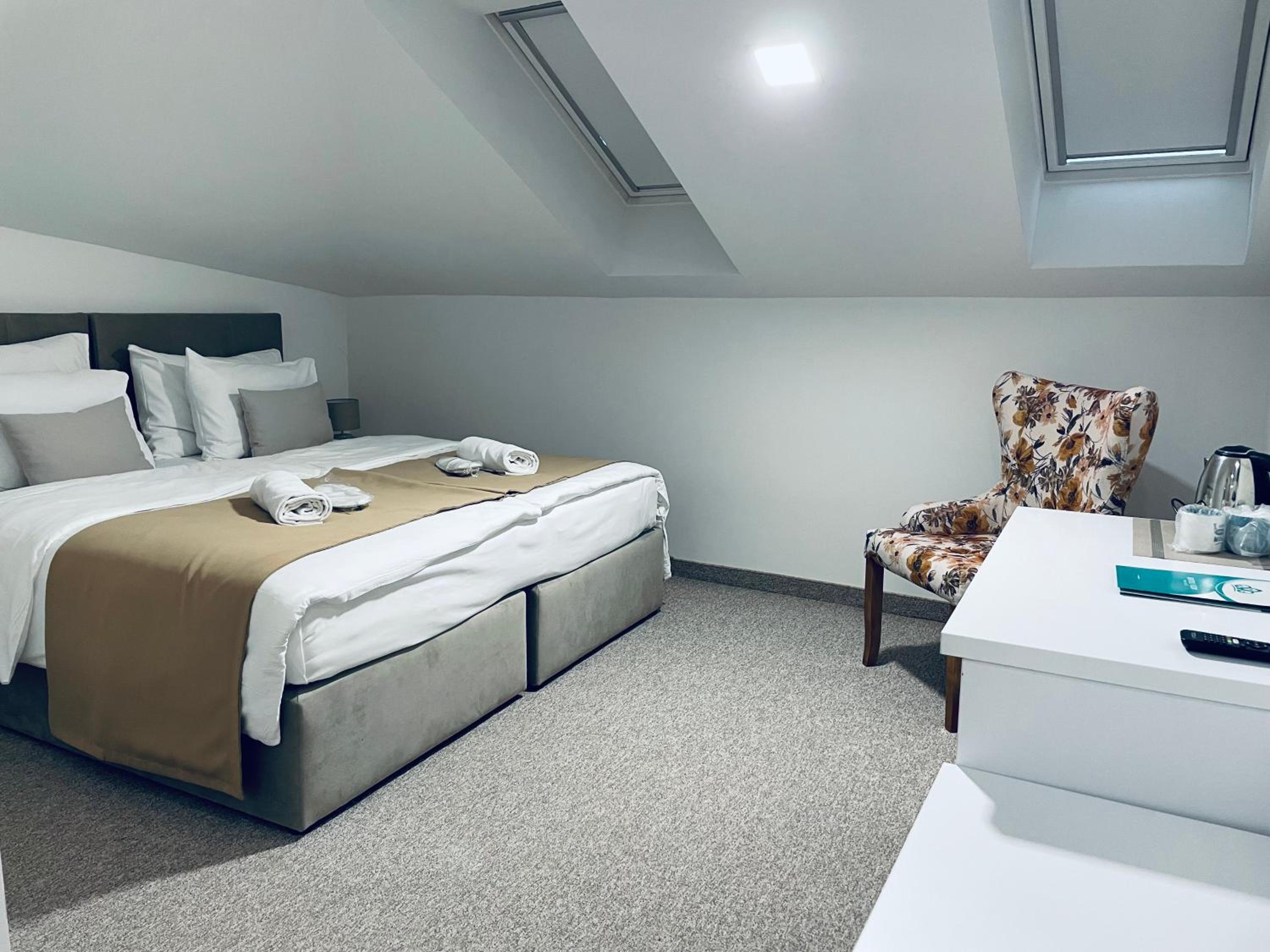 Economy Twin Room - Photo 3