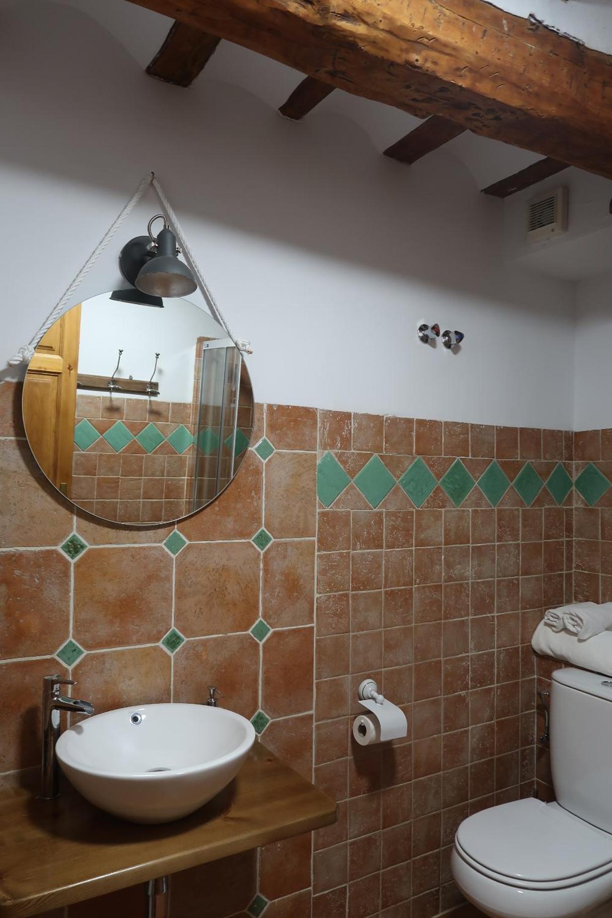 Six-Bedroom House photo 3