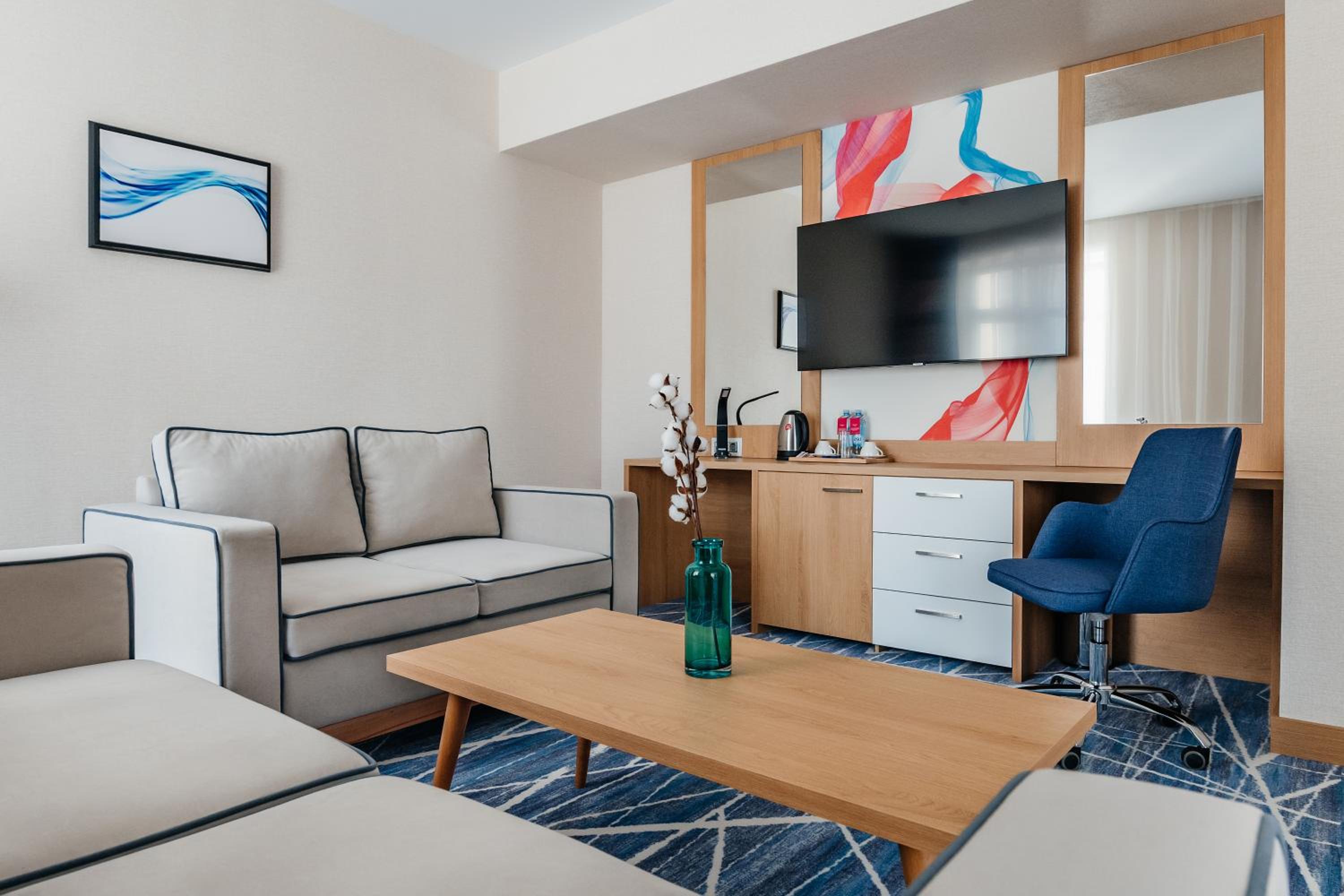 Junior King Suite - Non-Smoking photo 2