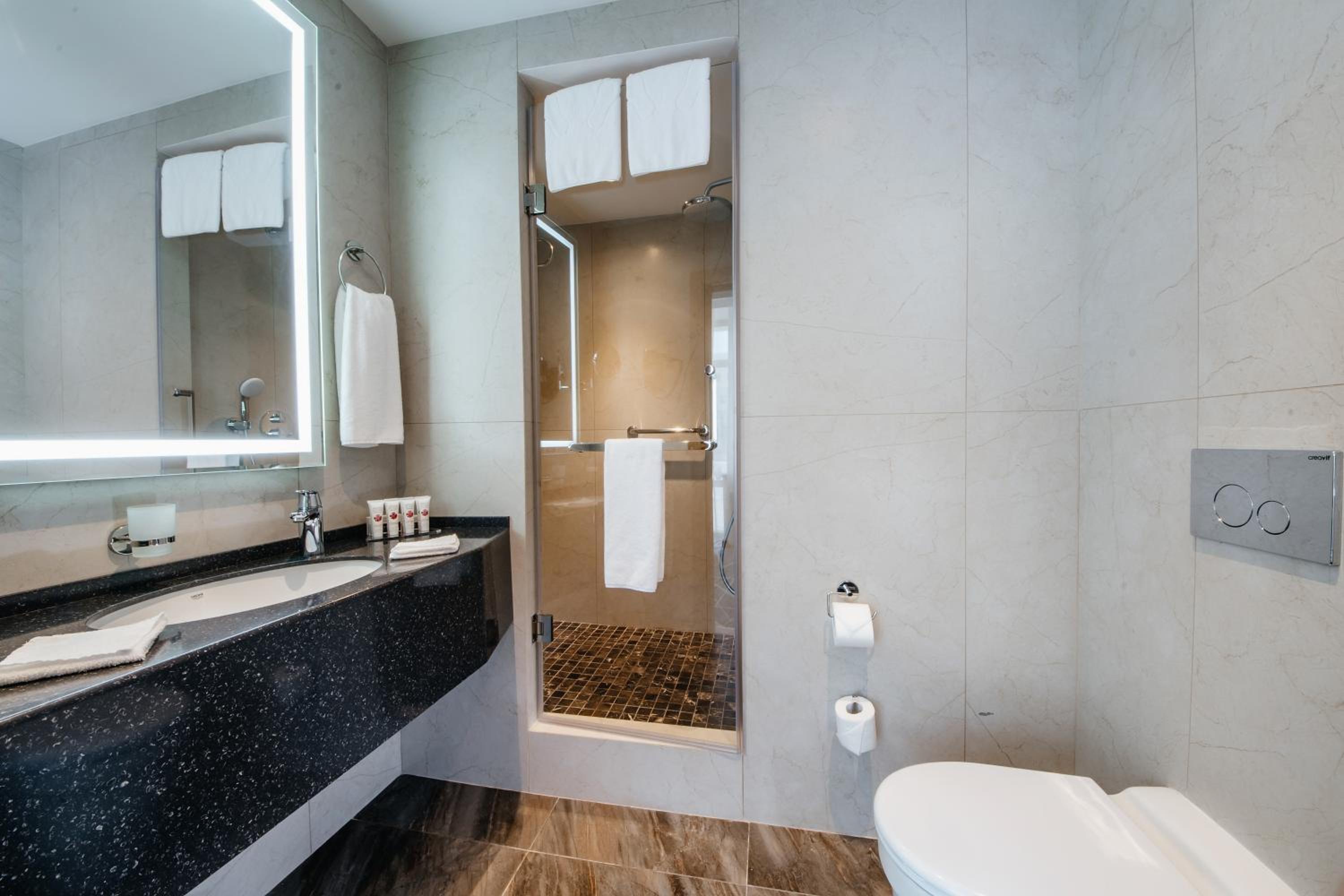 Junior King Suite - Non-Smoking photo 3