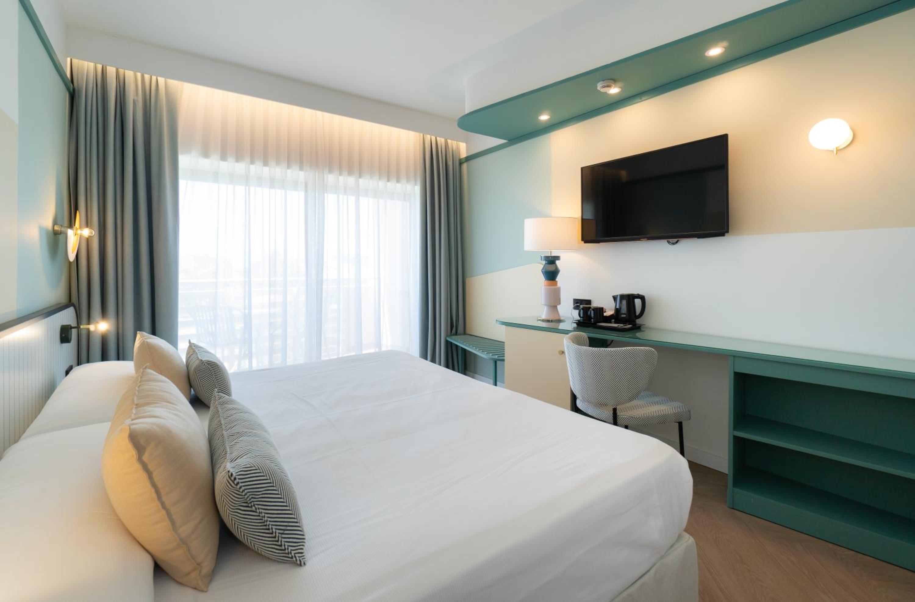 Superior Club Room with Pool View (2 Adults) - Photo 5
