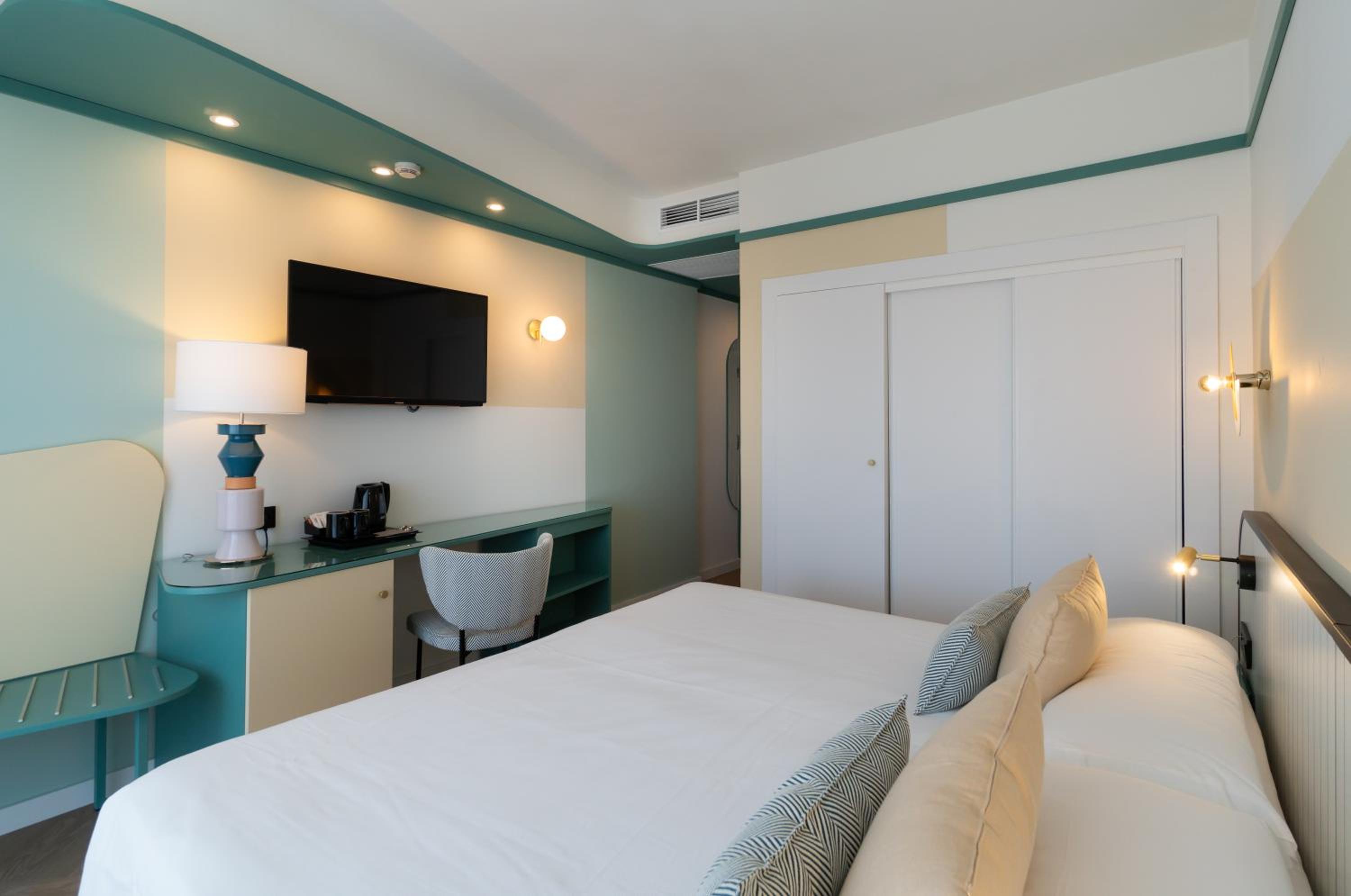  Superior Club Room with Pool View (3 Adults) - Photo 5