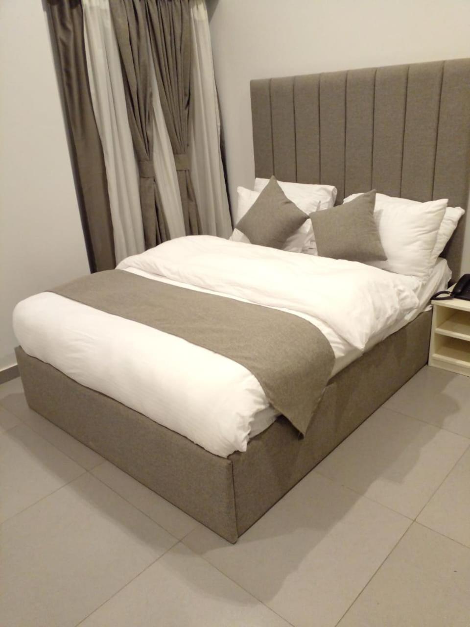 Deluxe Queen Room - Photo 14