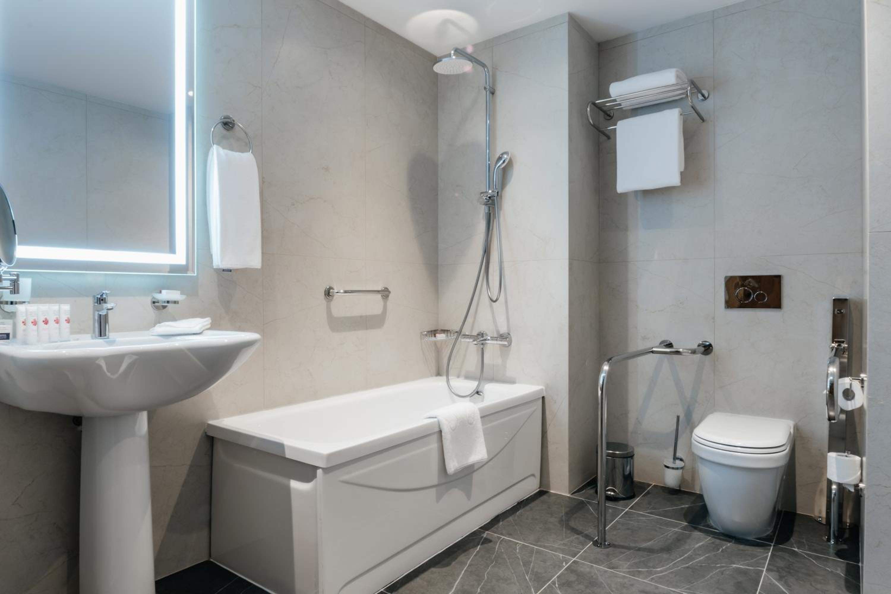 Queen Room - Disability Access photo 3