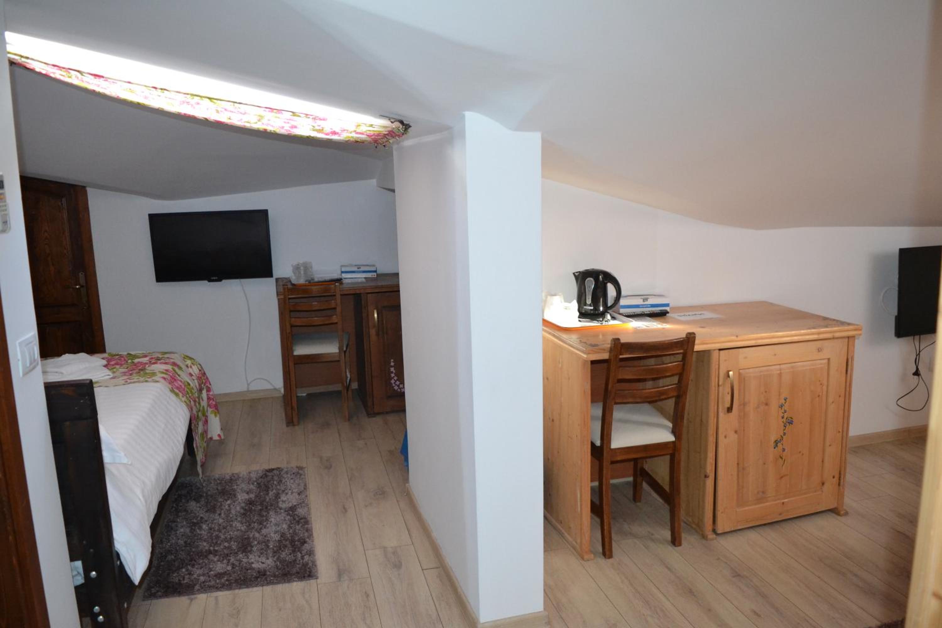 Suite - Attic photo 3