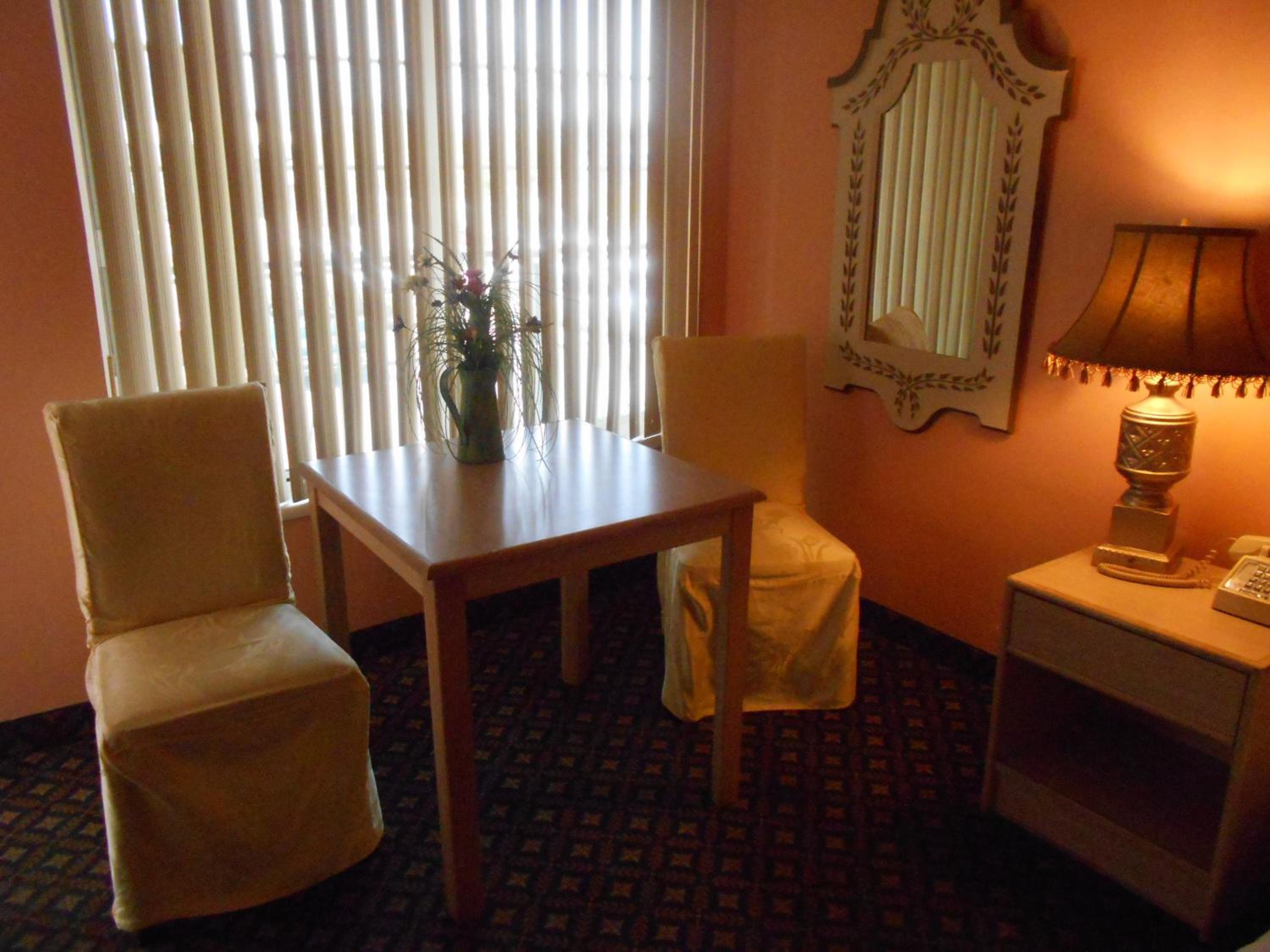 Queen Room photo 2