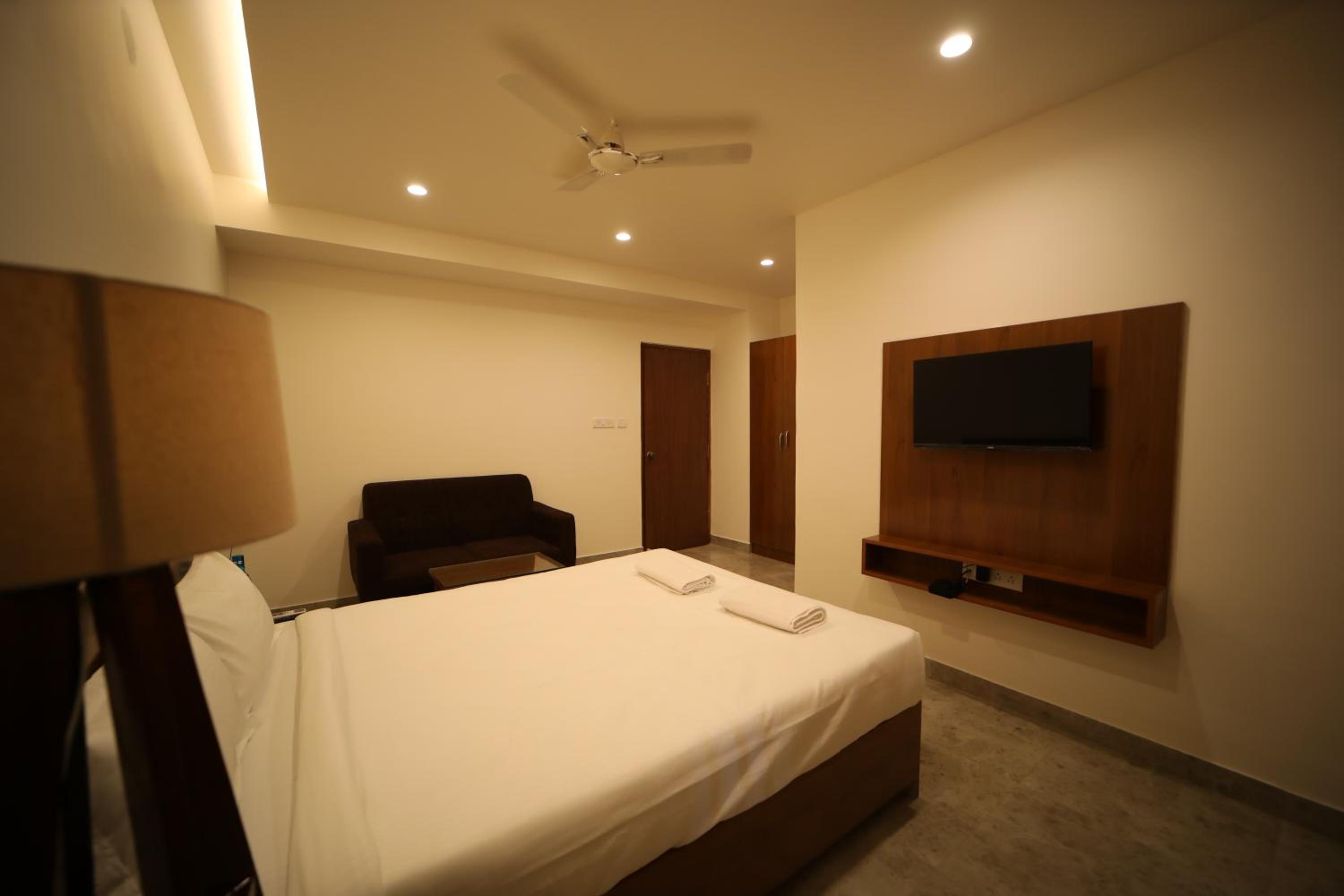 Deluxe Double Room with Balcony - Photo 1