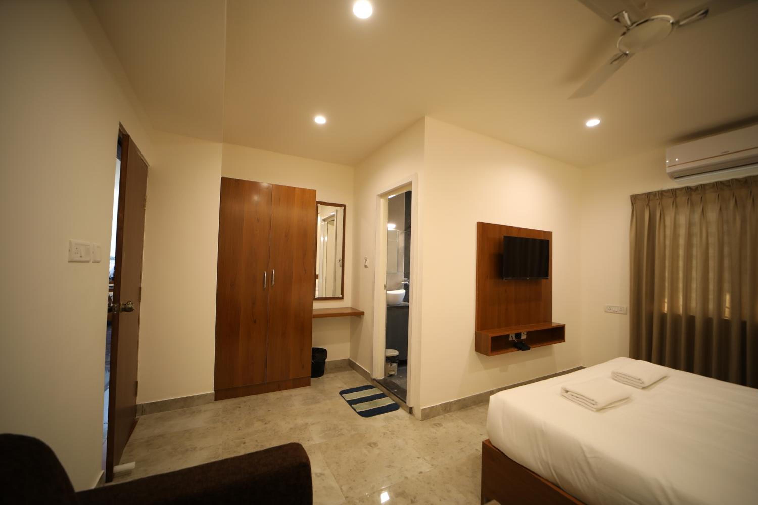 Deluxe Double Room with Balcony - Photo 25