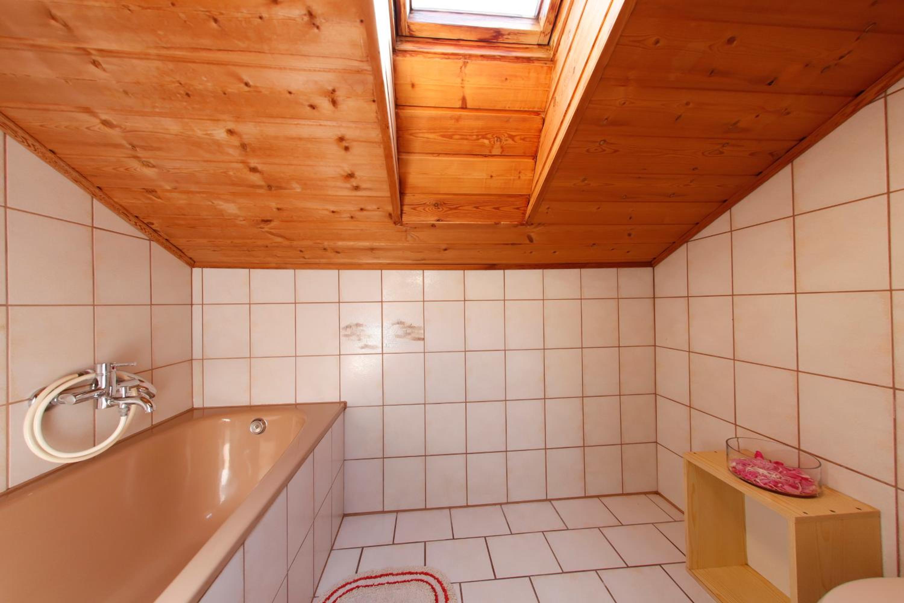 Single Room - Attic with shared bathroom and toilet photo 2