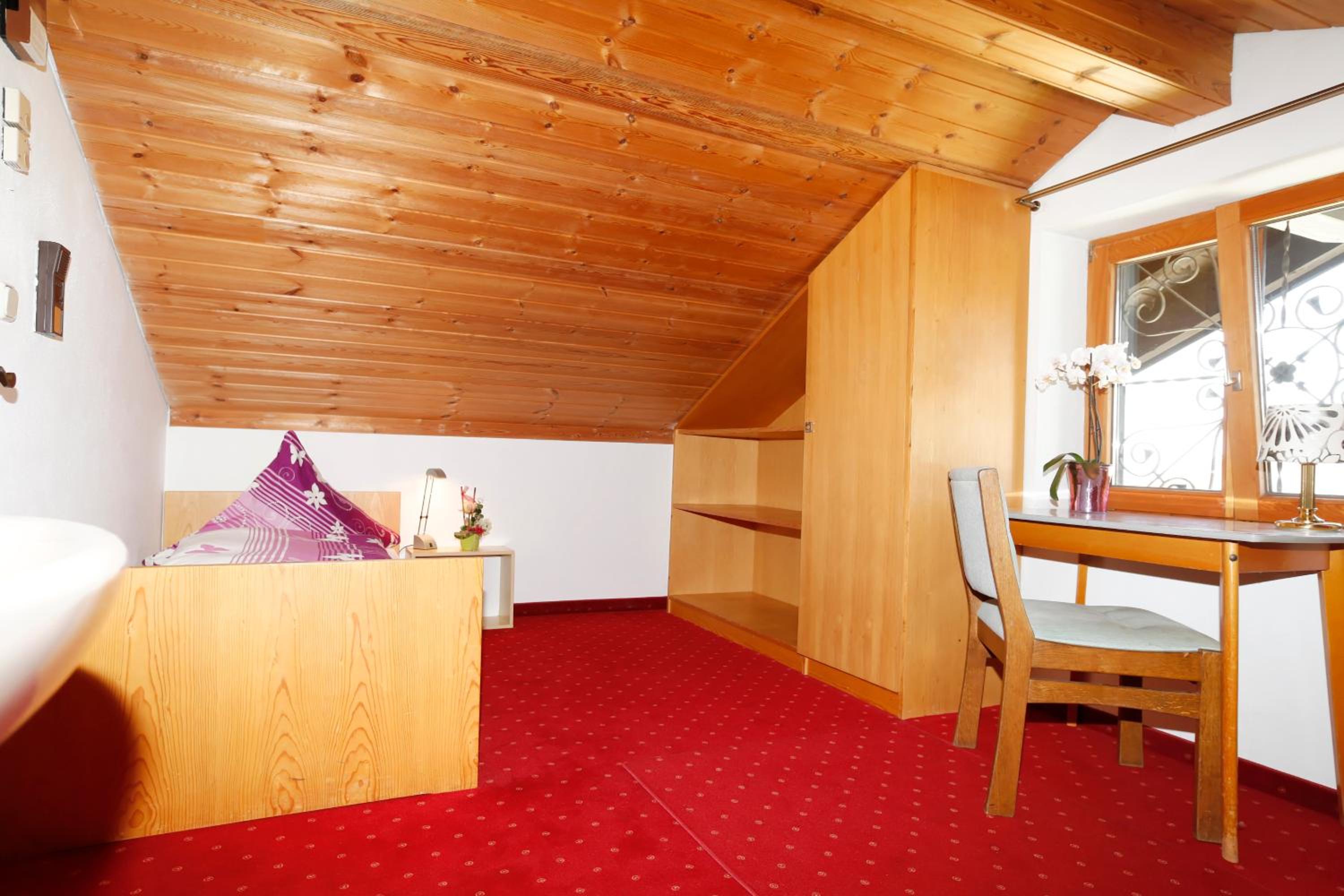 Single Room - Attic with shared bathroom and toilet photo 1