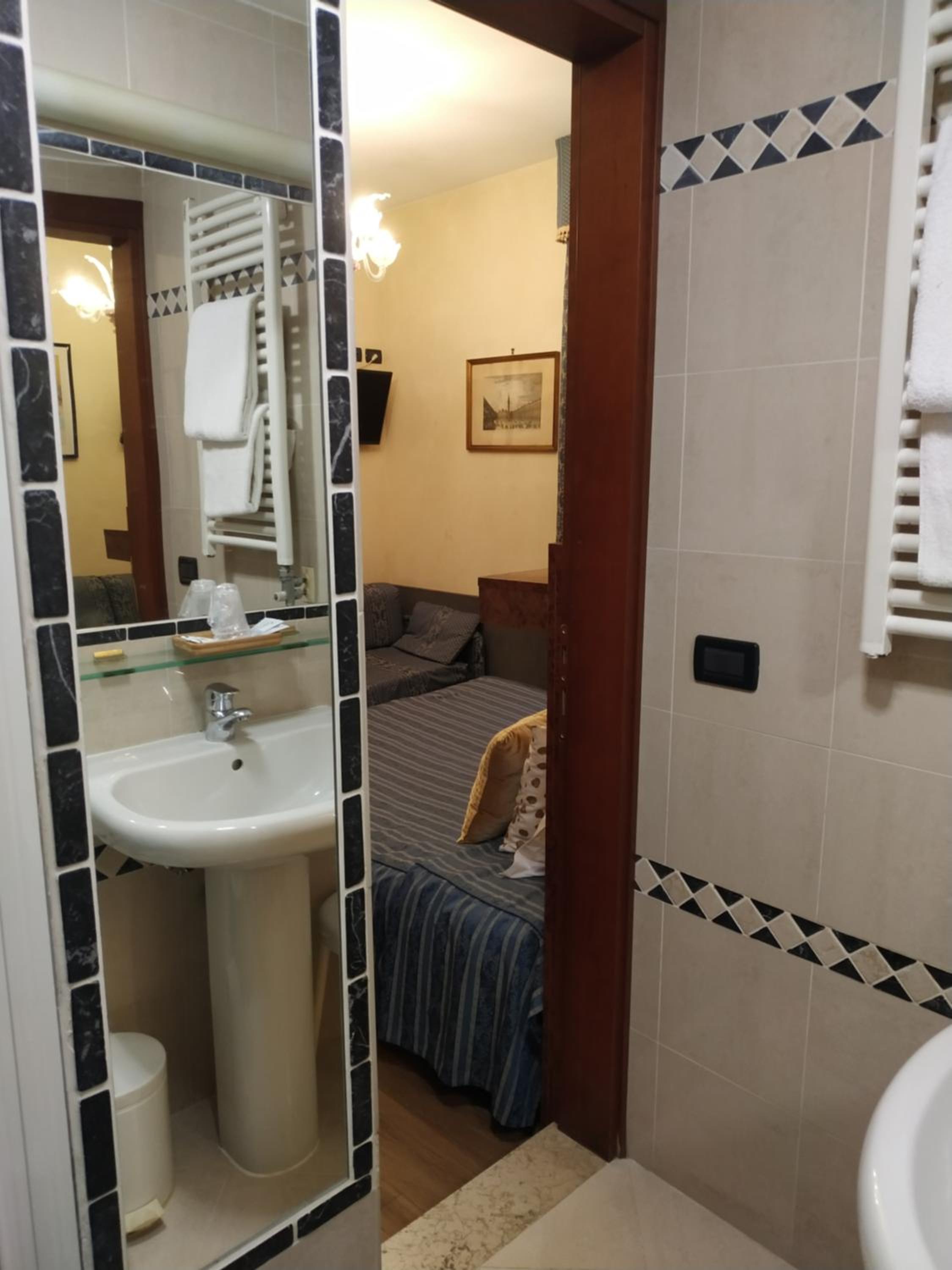 Queen Double Room Economy photo 3