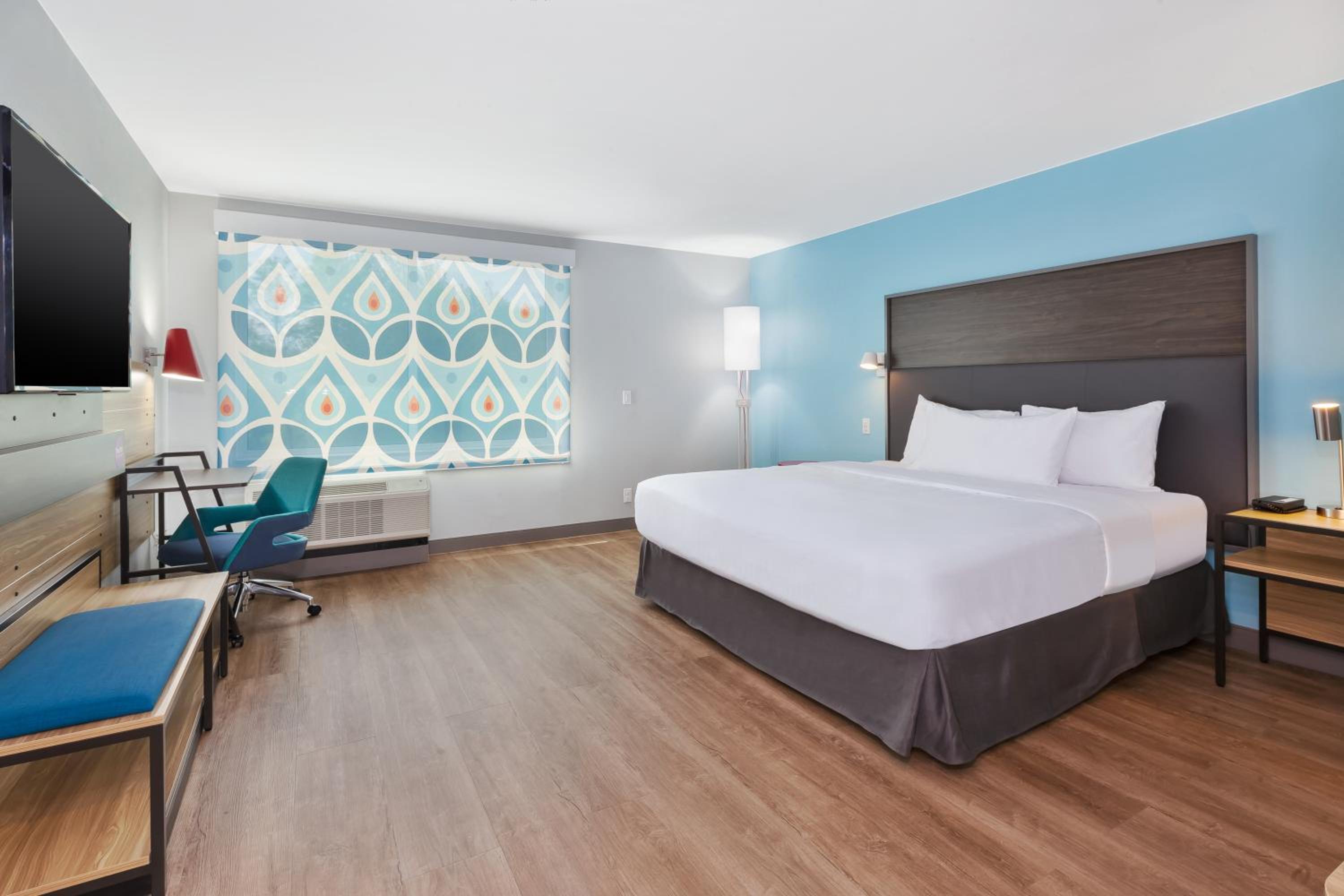 King Room with Roll-In Shower - Mobility Access - Photo 1