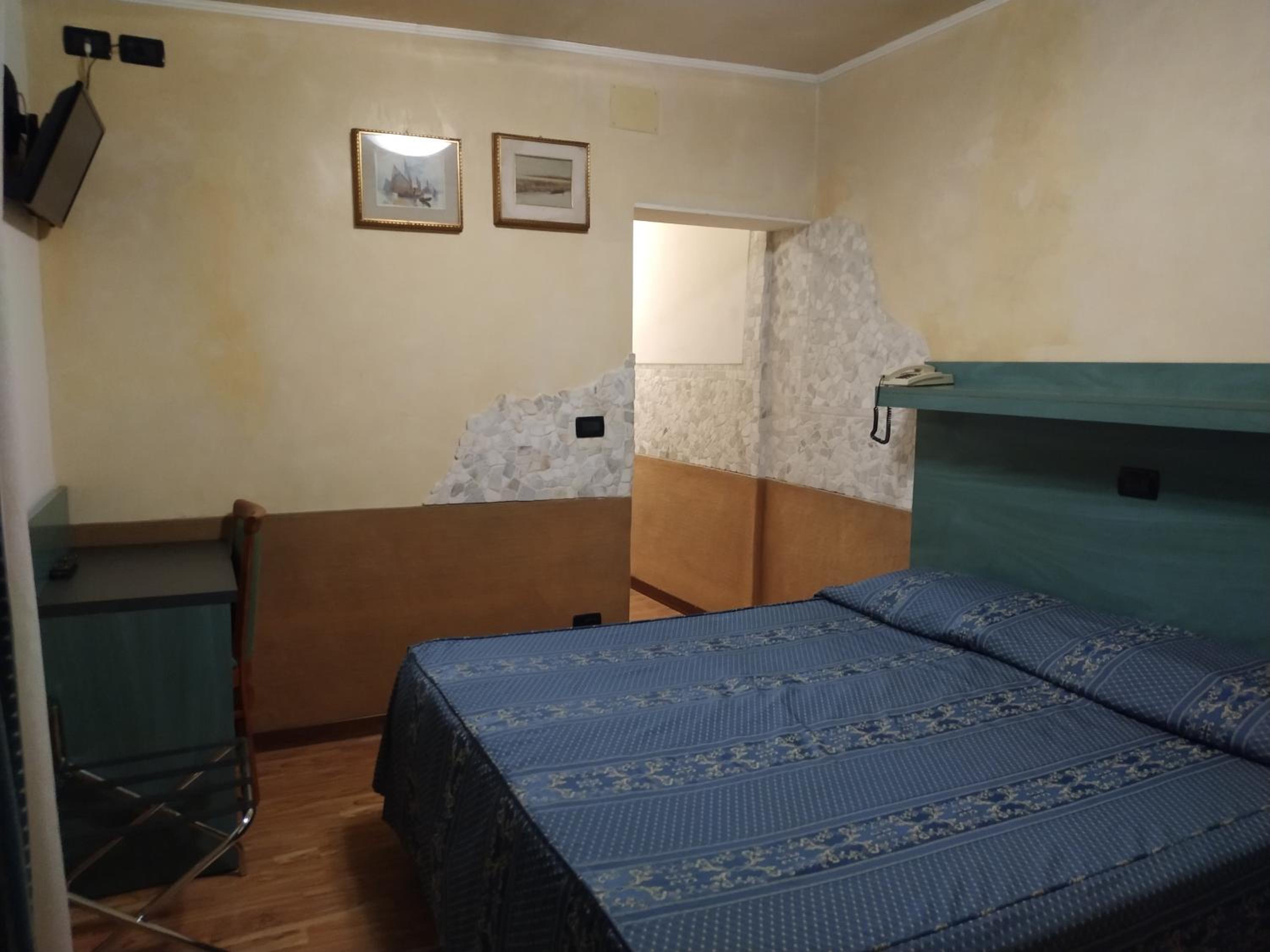 Queen Double Room Economy photo 2