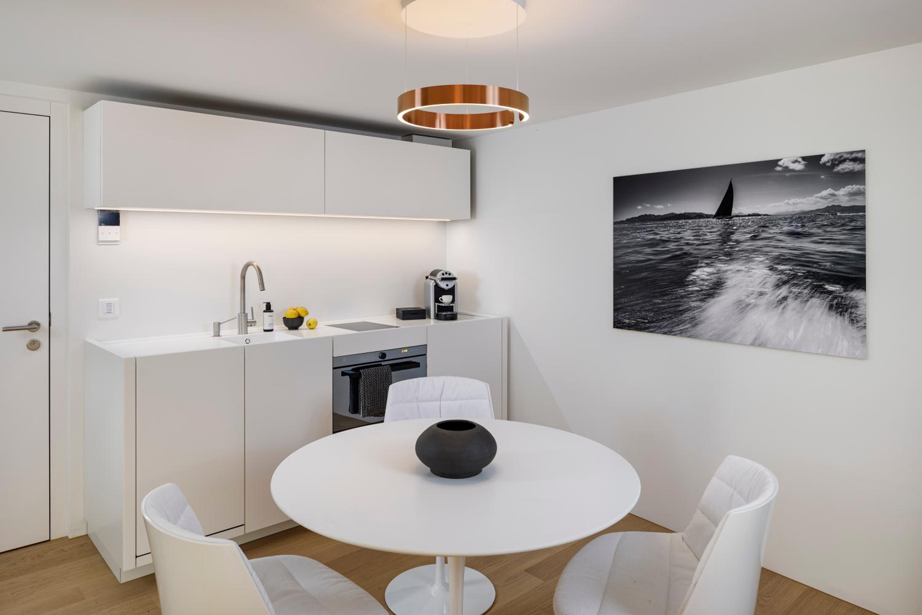 Suite with Lake View - Photo 2