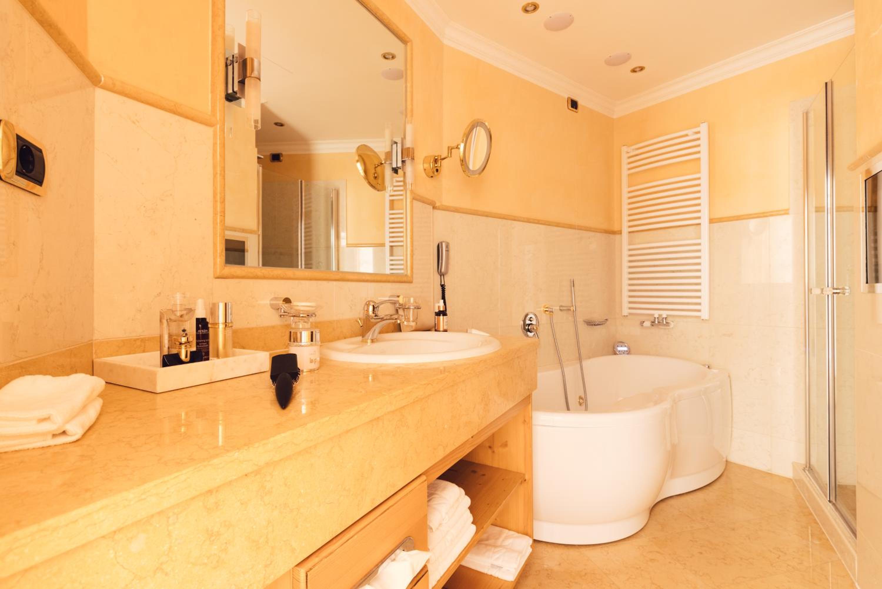 Superior Suite - Photo 11