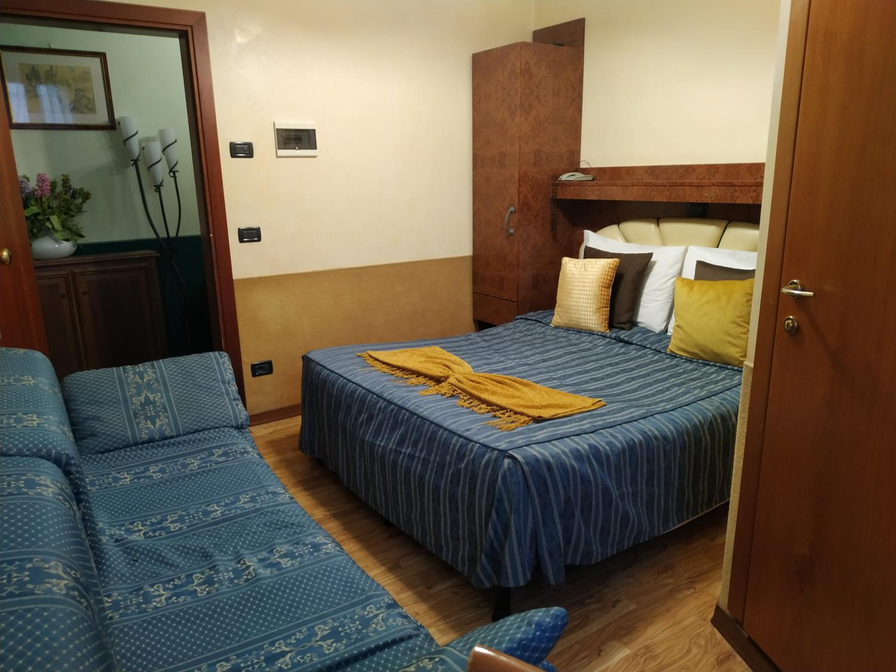 Queen Double Room Economy photo 1