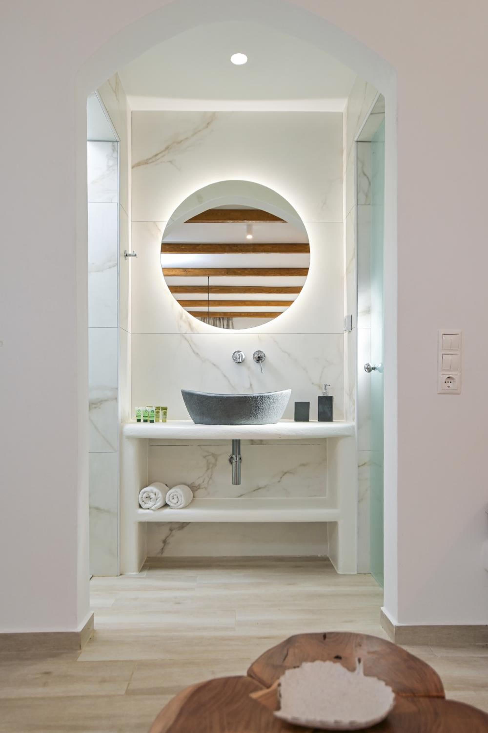 Deluxe Suite with Sea View - Photo 11