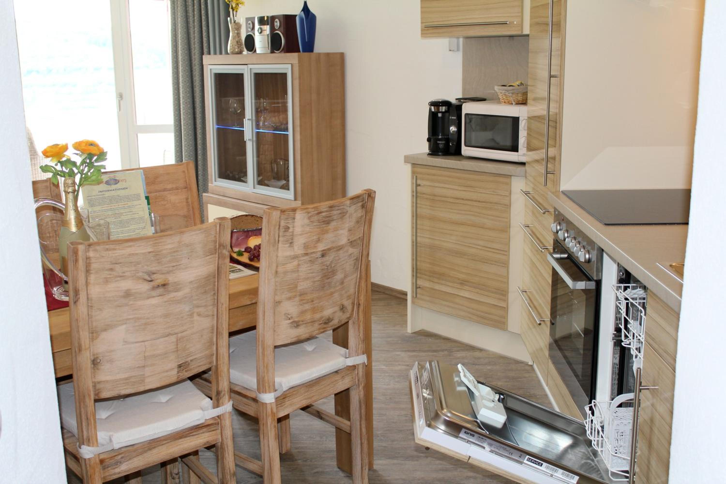 Luxury Apartment with Balcony and Lake View photo 2