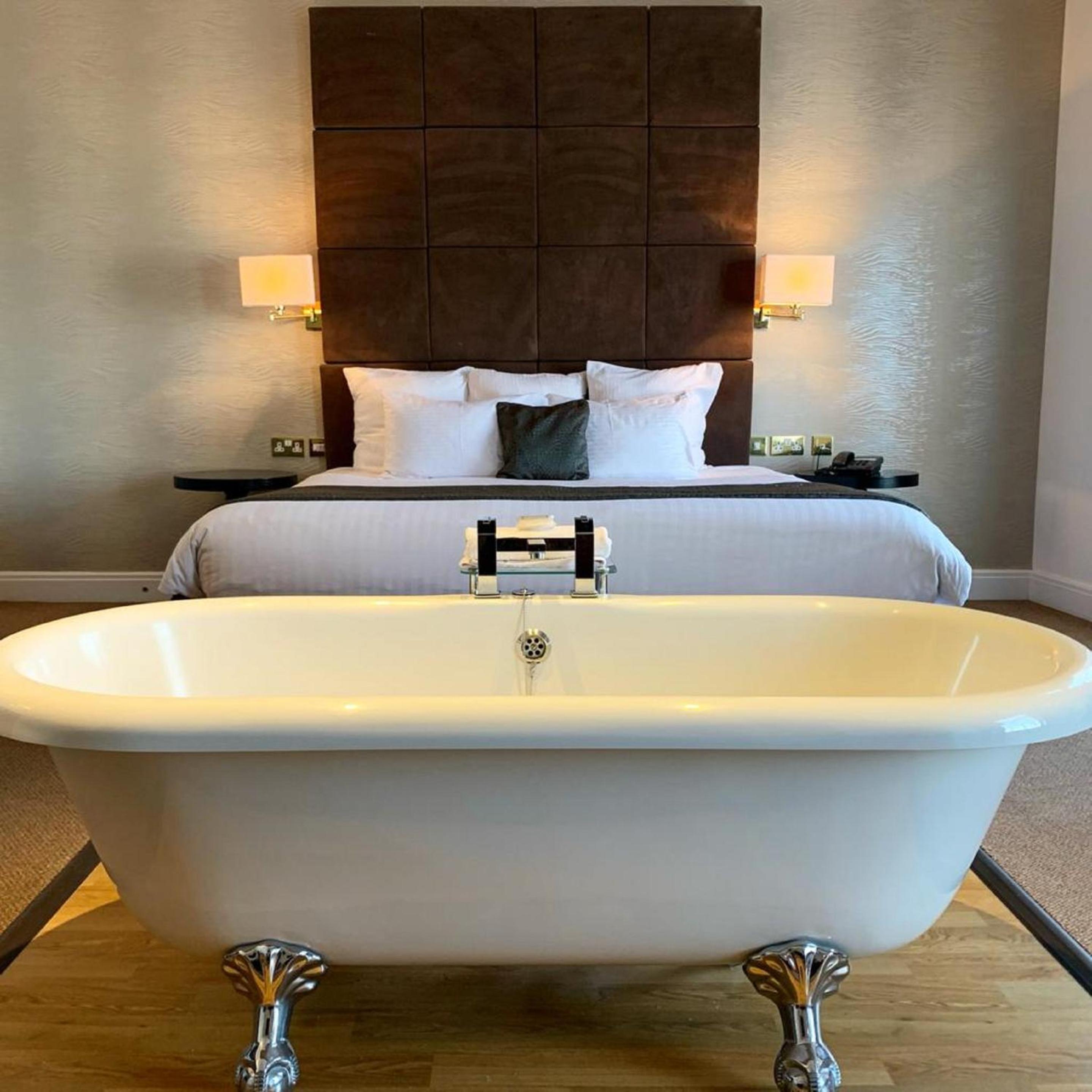 Suite with Bath - Photo 2